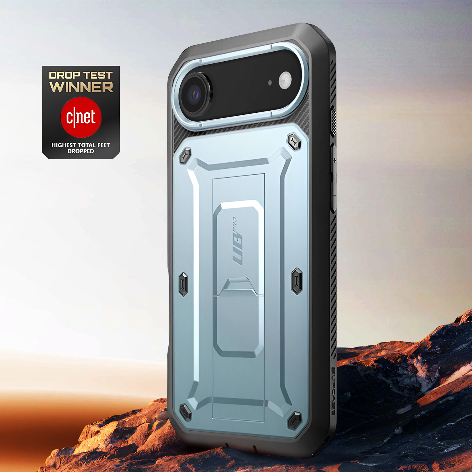Custodia per telefono con badge vincitore del test di caduta cnet. La custodia è nera e azzurra, su un paesaggio roccioso.
