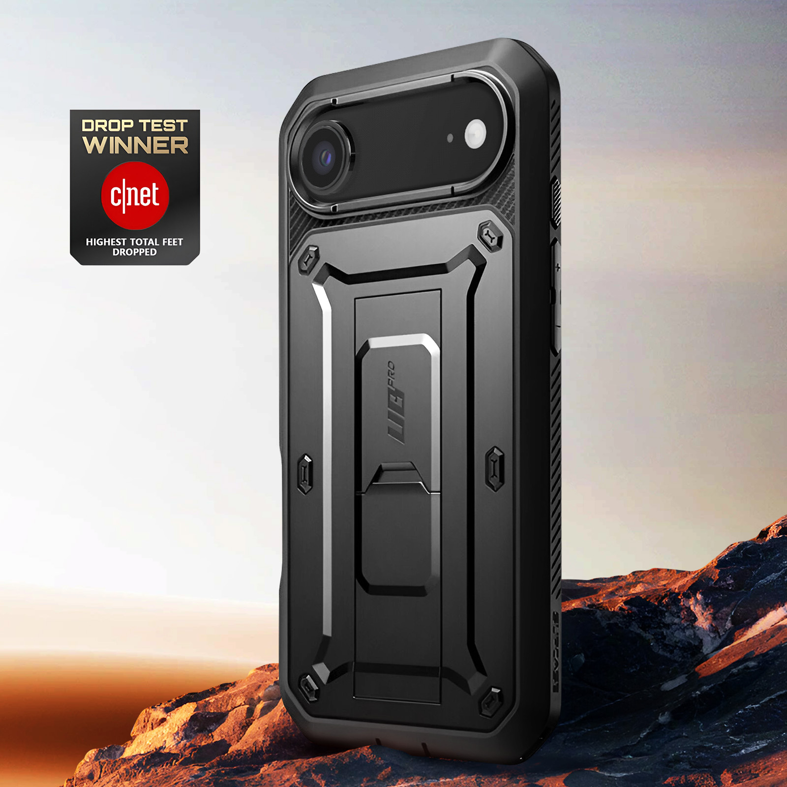 Custodia nera per telefono con fotocamera, supporto e distintivo CNET vincitore del test di caduta. Sfondo di paesaggio roccioso.