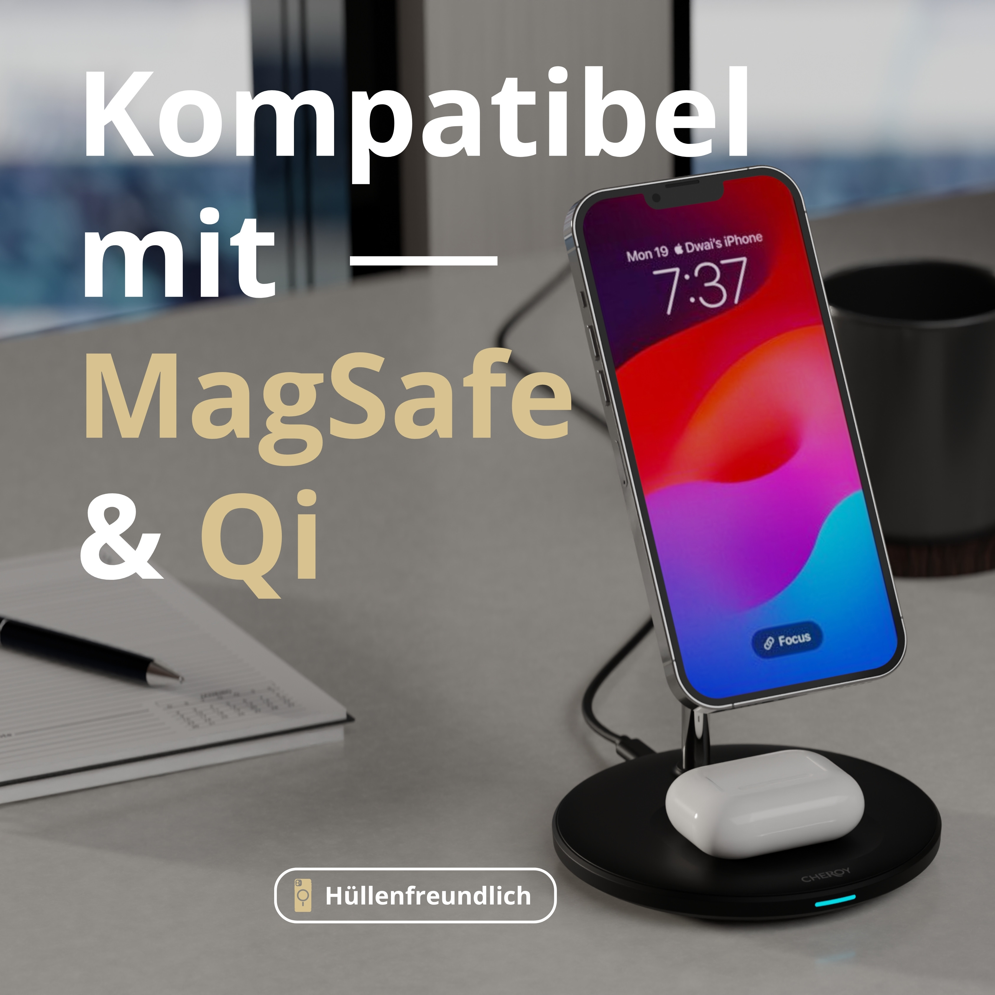 Ein iPhone auf einem Ständer wird aufgeladen. Text: Kompatibel mit MagSafe & Qi. Weiße AirPods sind auf dem Ladegerät.
