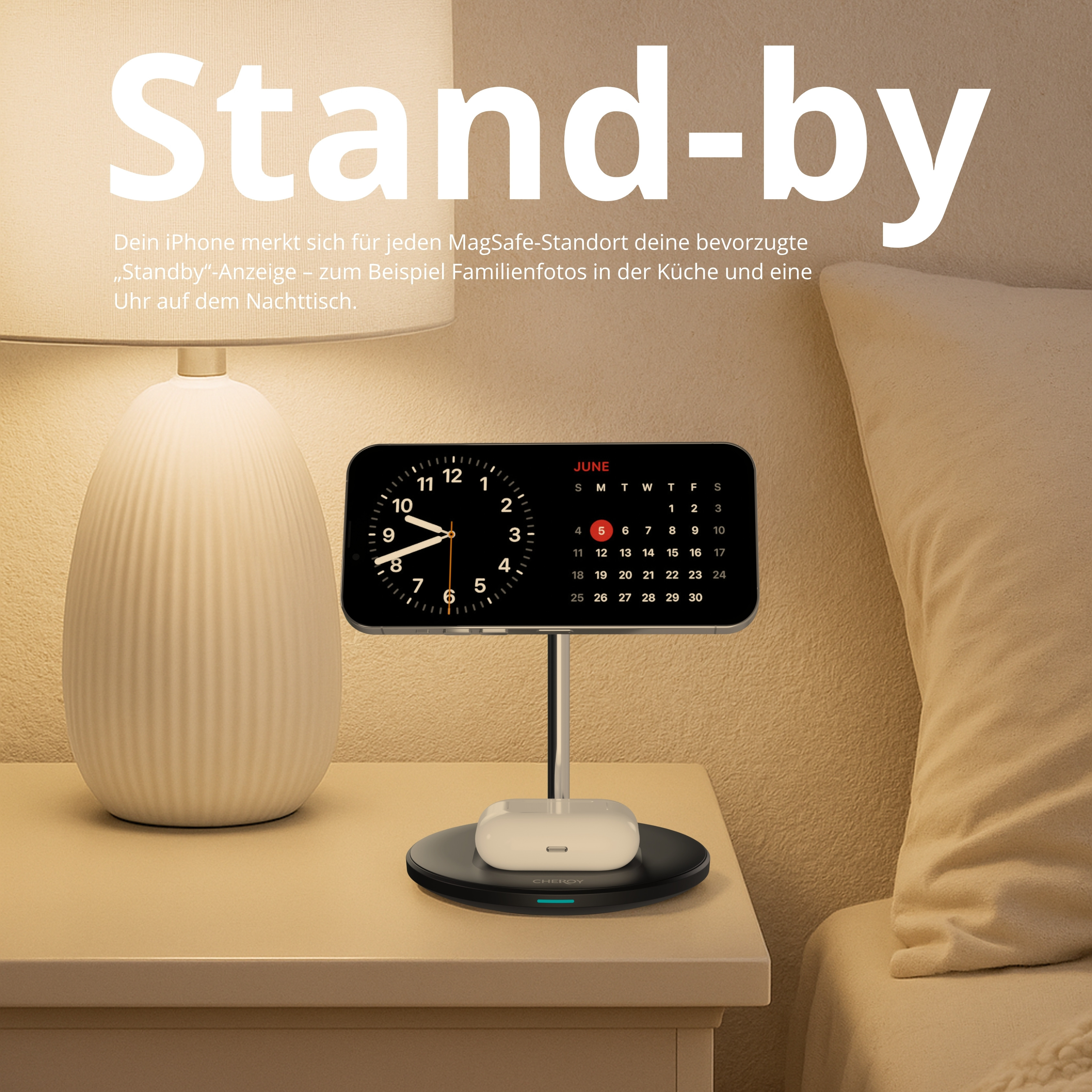 Ein Telefonständer mit Uhranzeige auf einem Nachttisch neben einer Lampe und einem Bett.