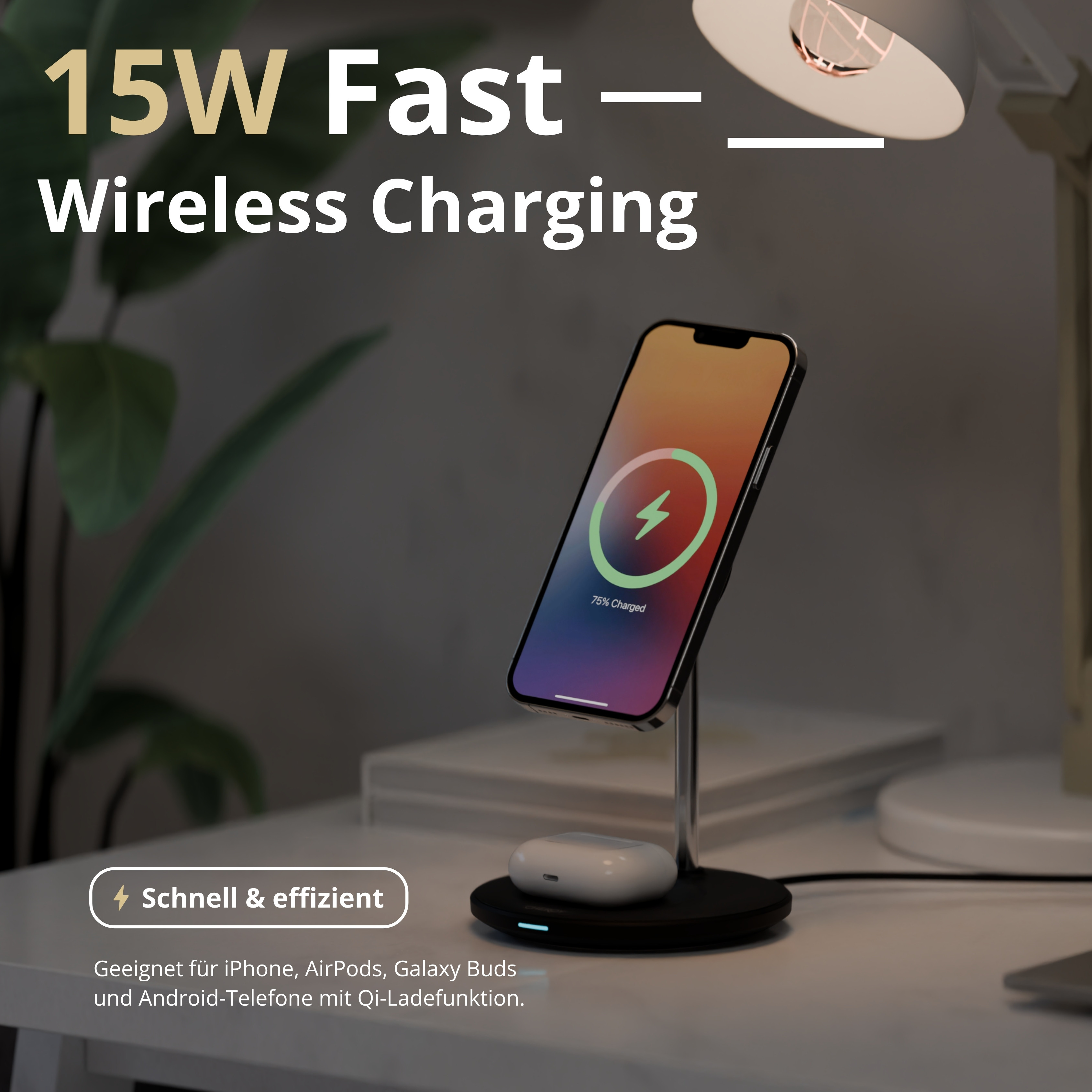 Ein Telefon, das kabellos geladen wird. Das Telefon ist schwarz und hat 75 % Ladung. Weiße Ohrhörer liegen auf dem Ladegerät.