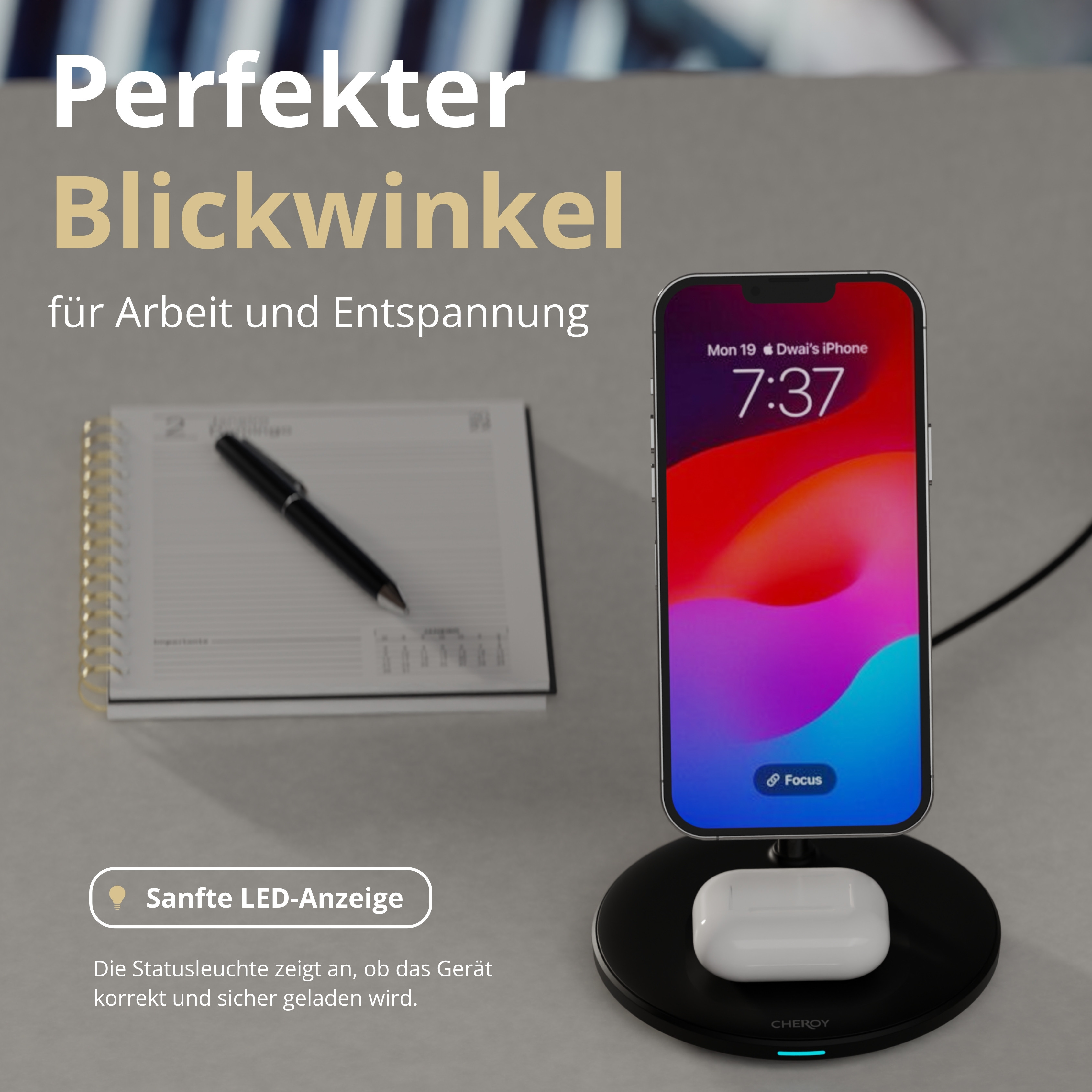 Ein iPhone mit 7:37 auf einem Ladegerät mit AirPods. Notizblock und Stift daneben.