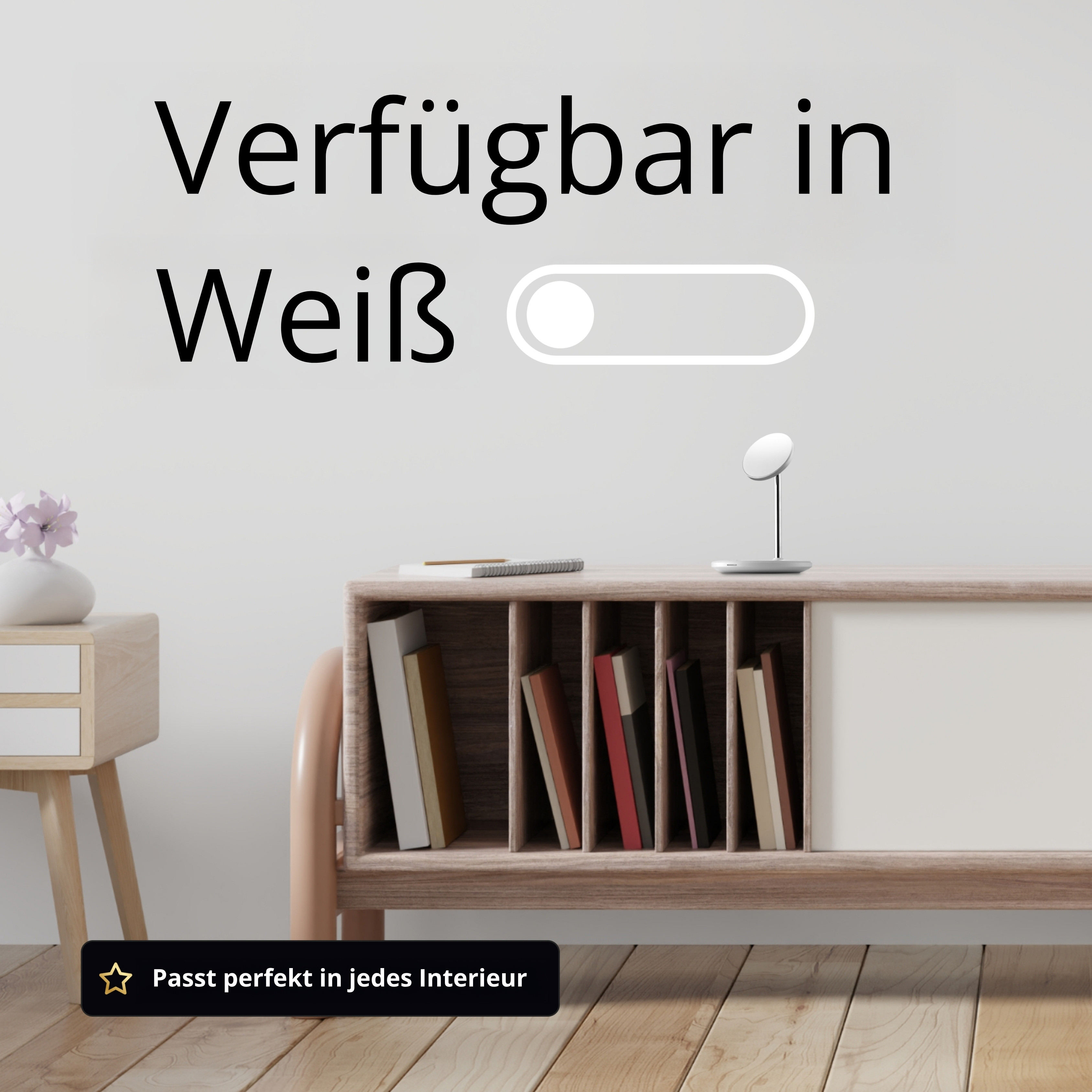 Wohnzimmer mit weißem Text 'Erhältlich in Weiß'. Mit Schrank, Büchern und einem Beistelltisch mit Blume.