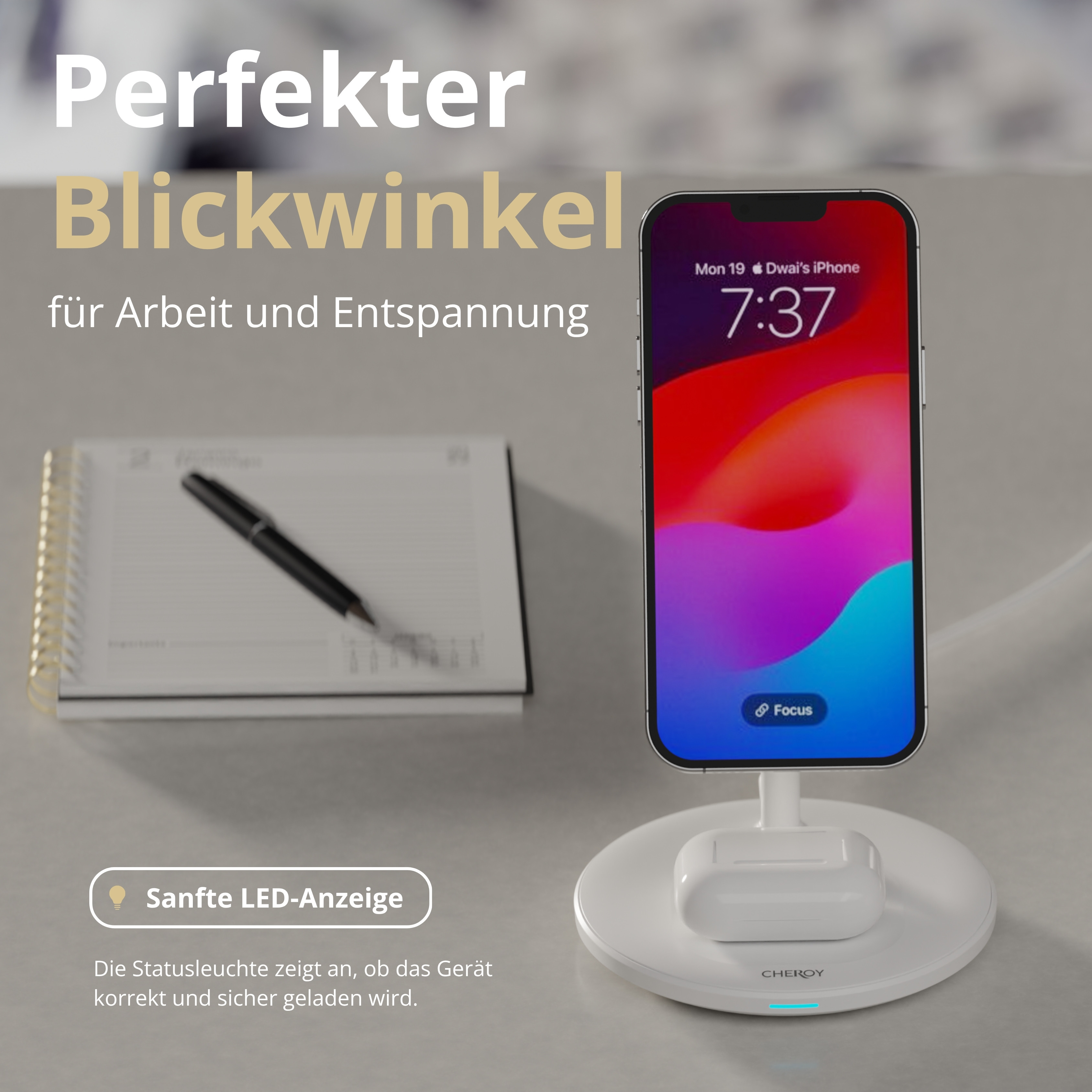 Ein iPhone auf einem Ladegerät, ein Notizblock mit Stift und Text. Das Telefon zeigt die Uhrzeit. Das Ladegerät hat Ohrhörer.