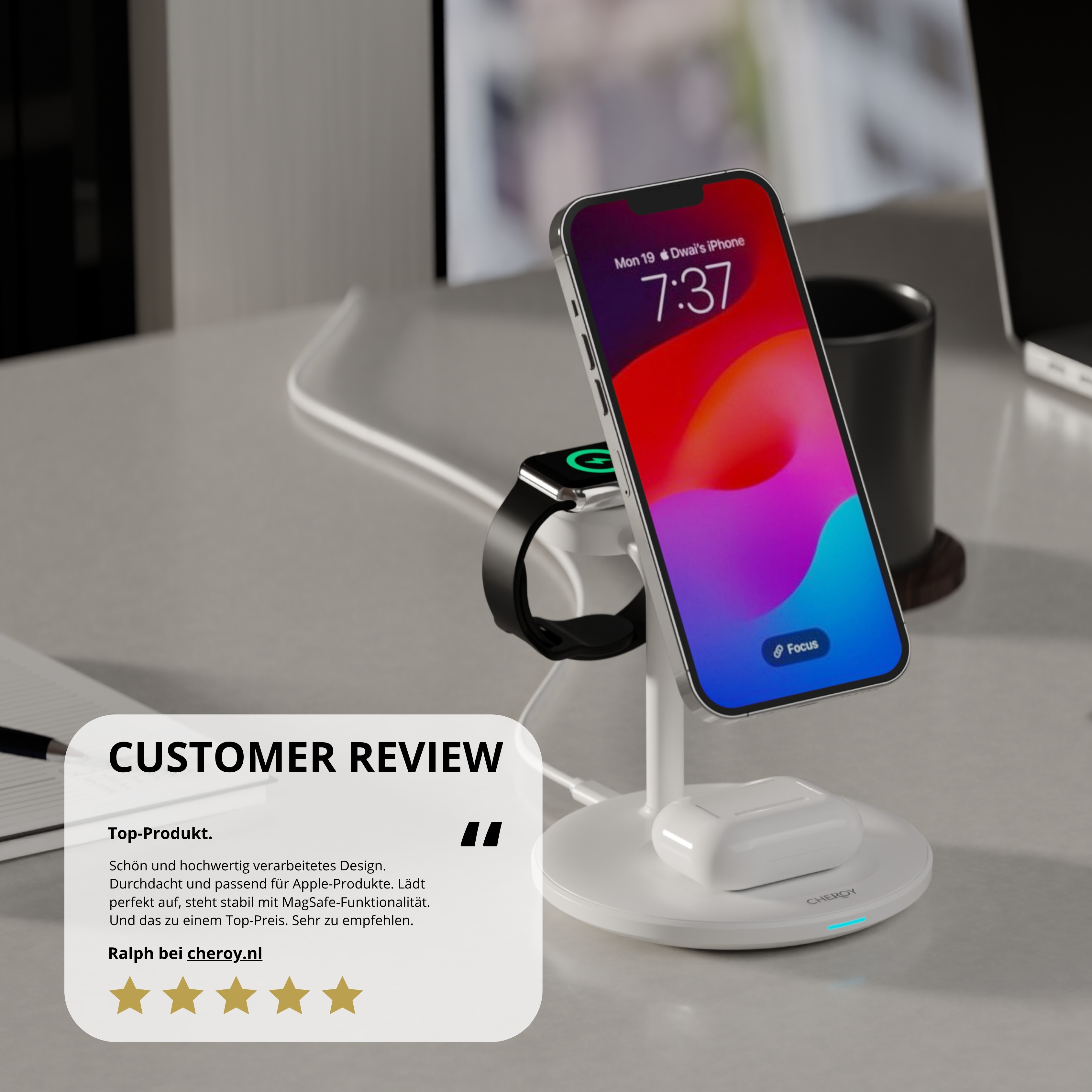 Ein Telefon, eine Uhr und Ohrhörer auf einer weißen Ladestation. Links befindet sich eine Kundenbewertung.