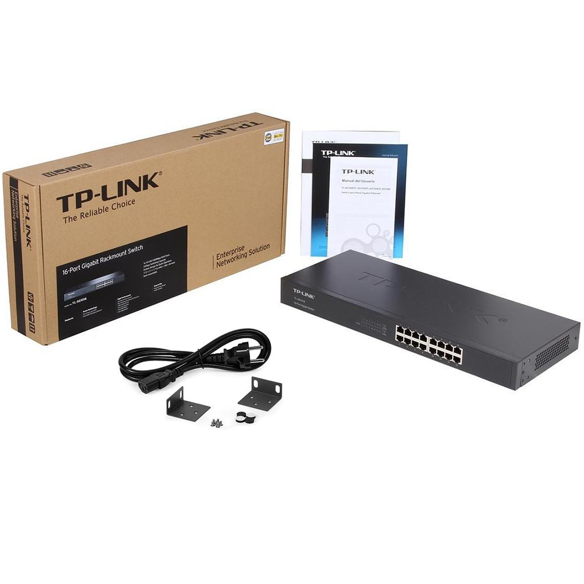 Wyświetlany jest zestaw przełącznika sieciowego TP-Link. Zawiera przełącznik, pudełko, instrukcję, przewód zasilający i wsporniki montażowe, wszystko na białej powierzchni.