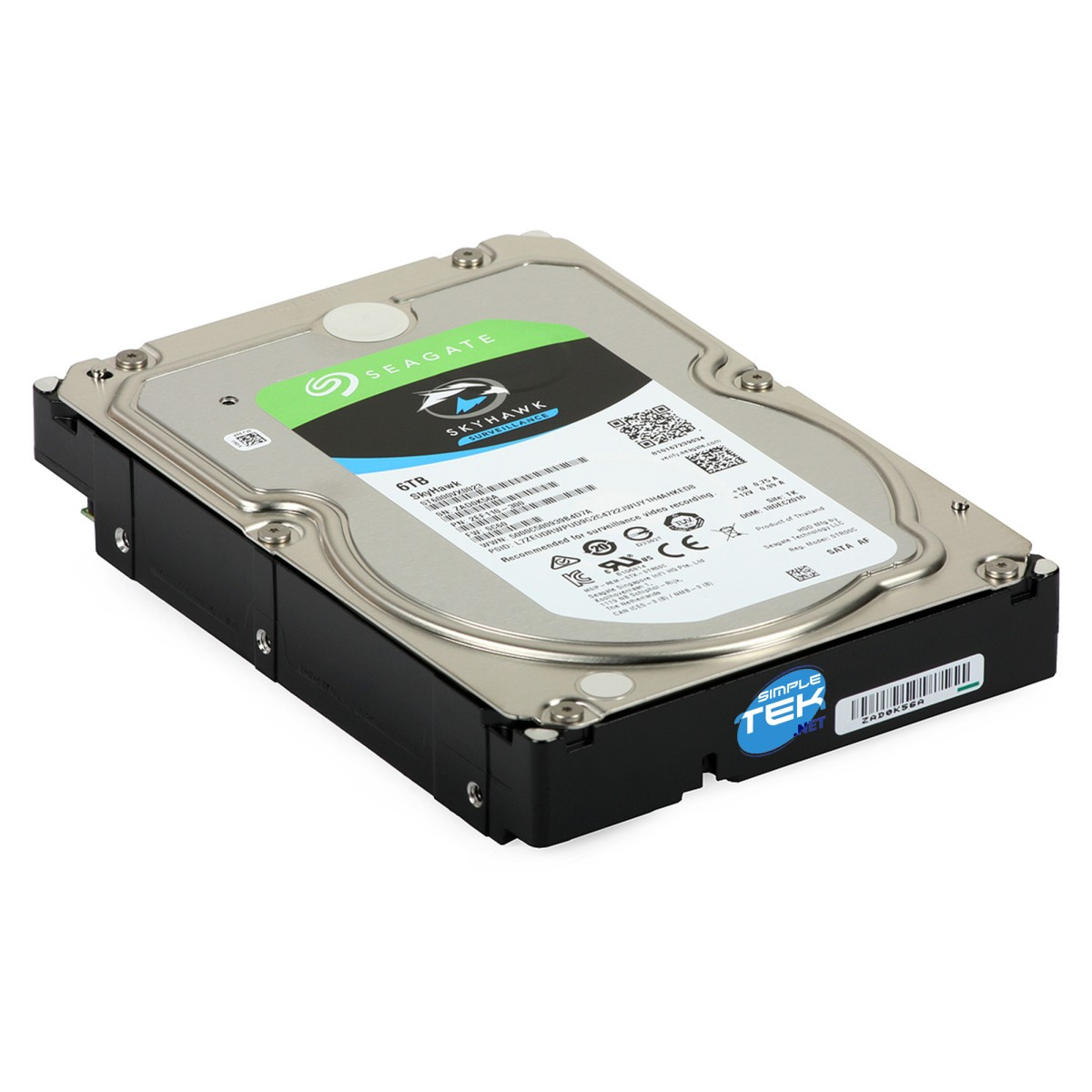 Dysk twardy Seagate SkyHawk 6TB. Ma srebrną górę z czarnymi i zielonymi etykietami. Spód jest czarny z naklejką.