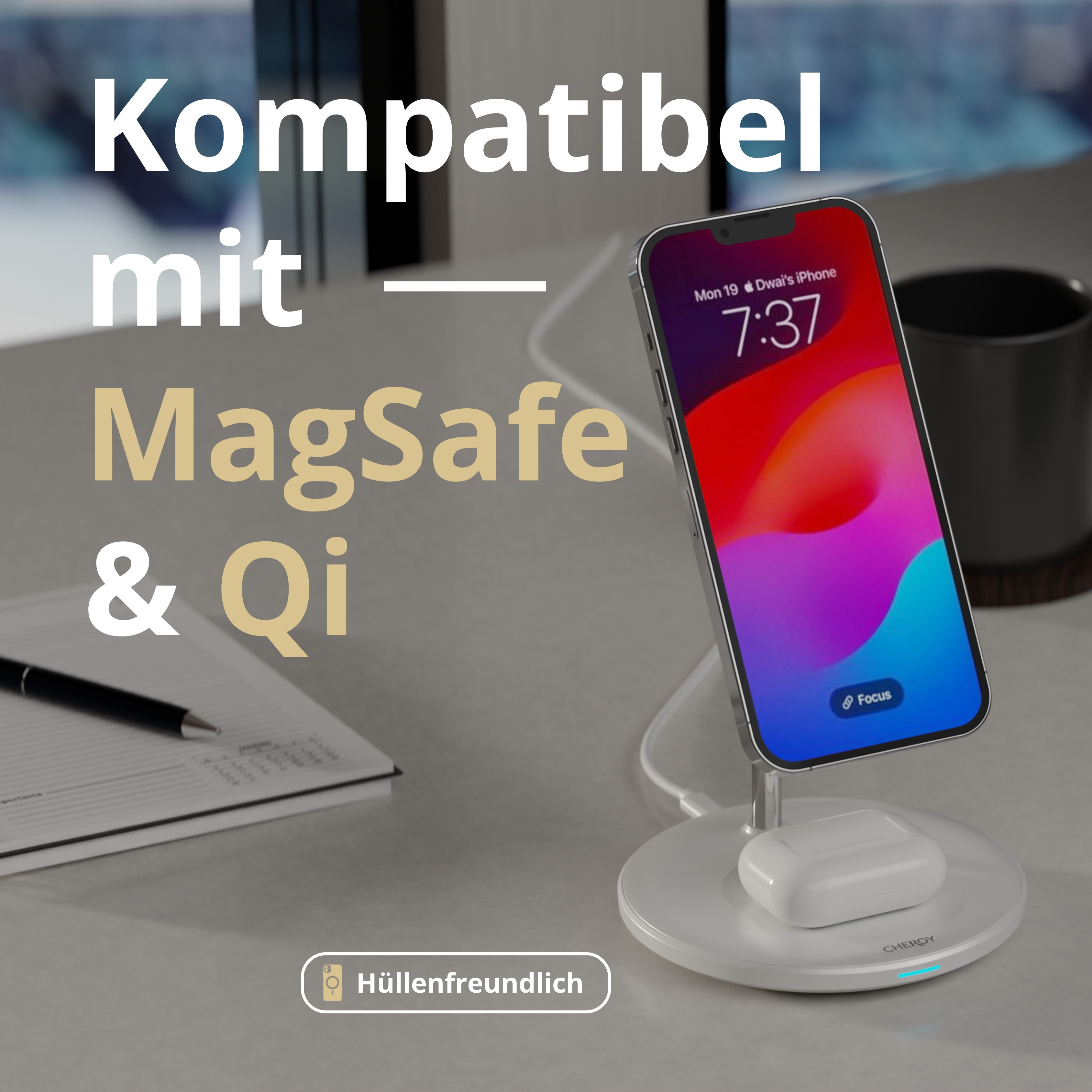 Ein iPhone auf einem Ladegerät. Text lautet Kompatibel mit MagSafe & Qi. AirPods-Hülle auf dem Ladegerät und Stift auf Notizbuch.