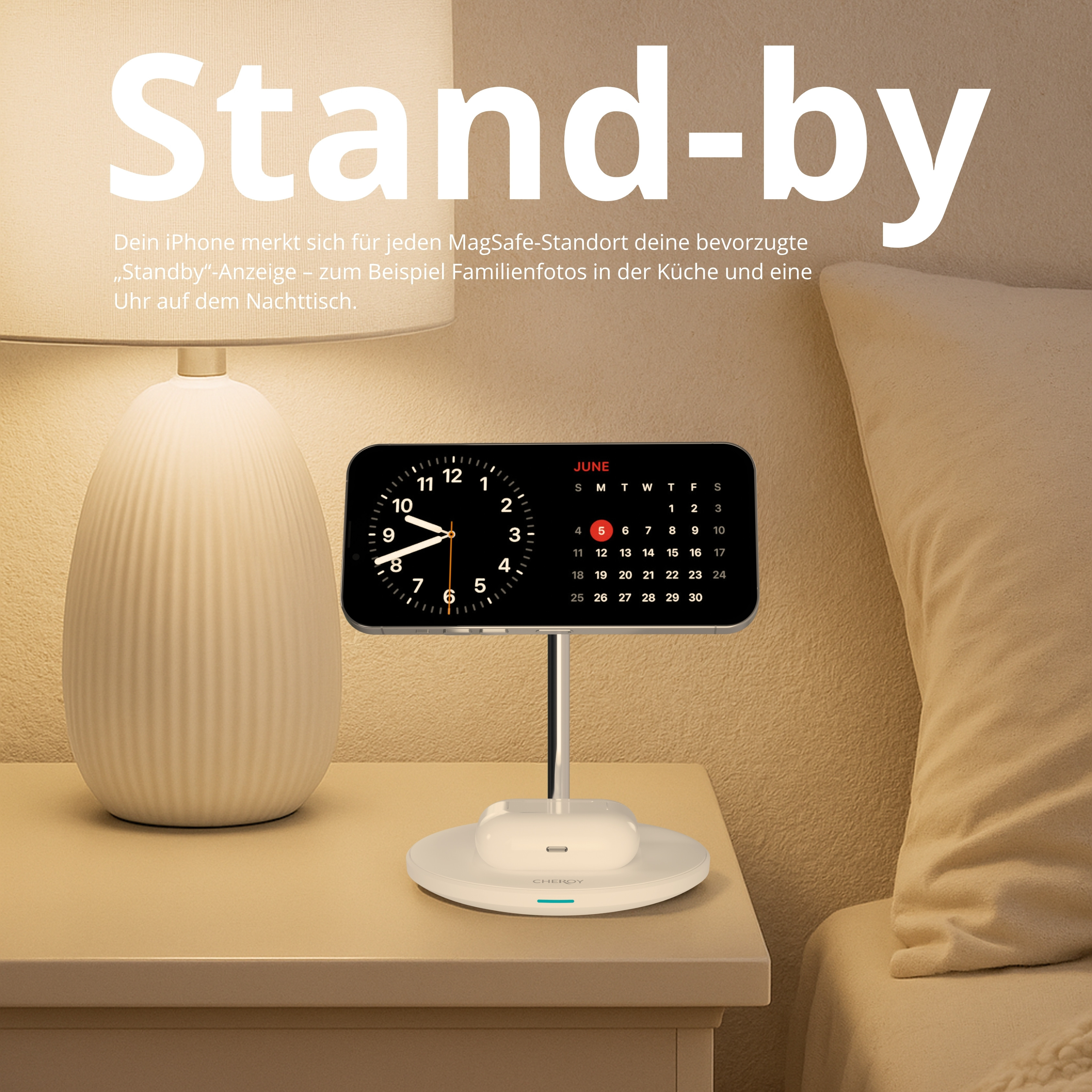 Ein iPhone auf einem Ständer zeigt eine Uhr und einen Kalender. Eine Lampe und ein Kissen sind sichtbar.