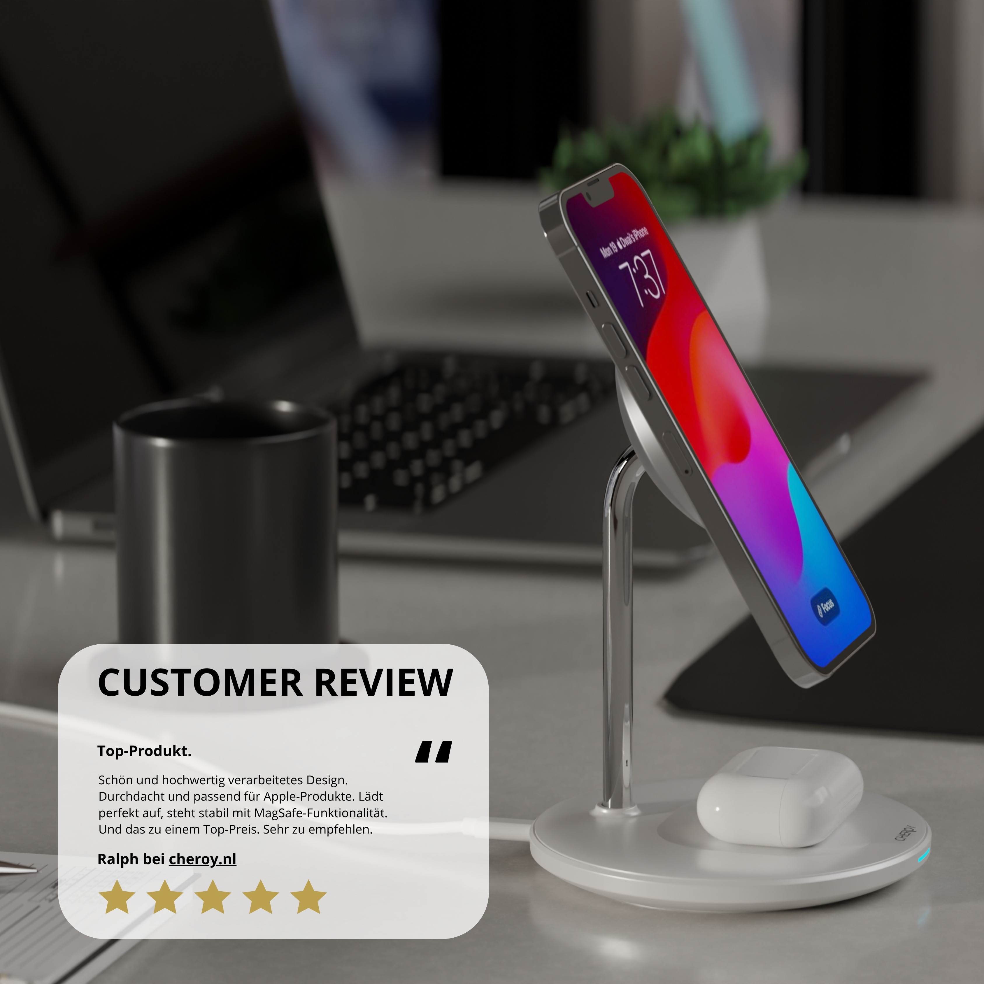 Ein iPhone auf einem Ladeständer, mit einem Apple-Produktladegerät auf der Basis und einer Kundenrezension.