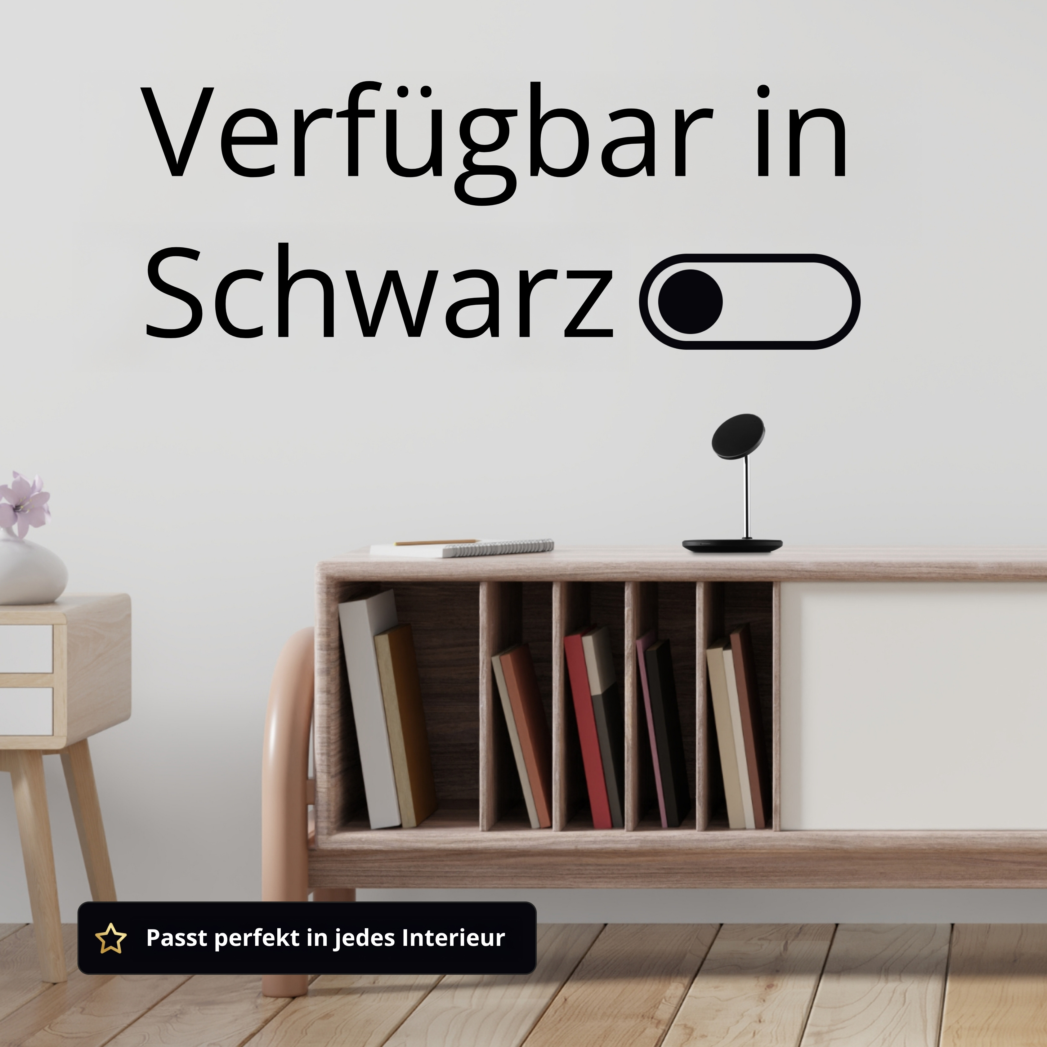 Raum mit Möbeln und Text: 'Verfügbar in Schwarz'. Schwarzes Schaltersymbol. Holzfußboden und Schrank mit Büchern.