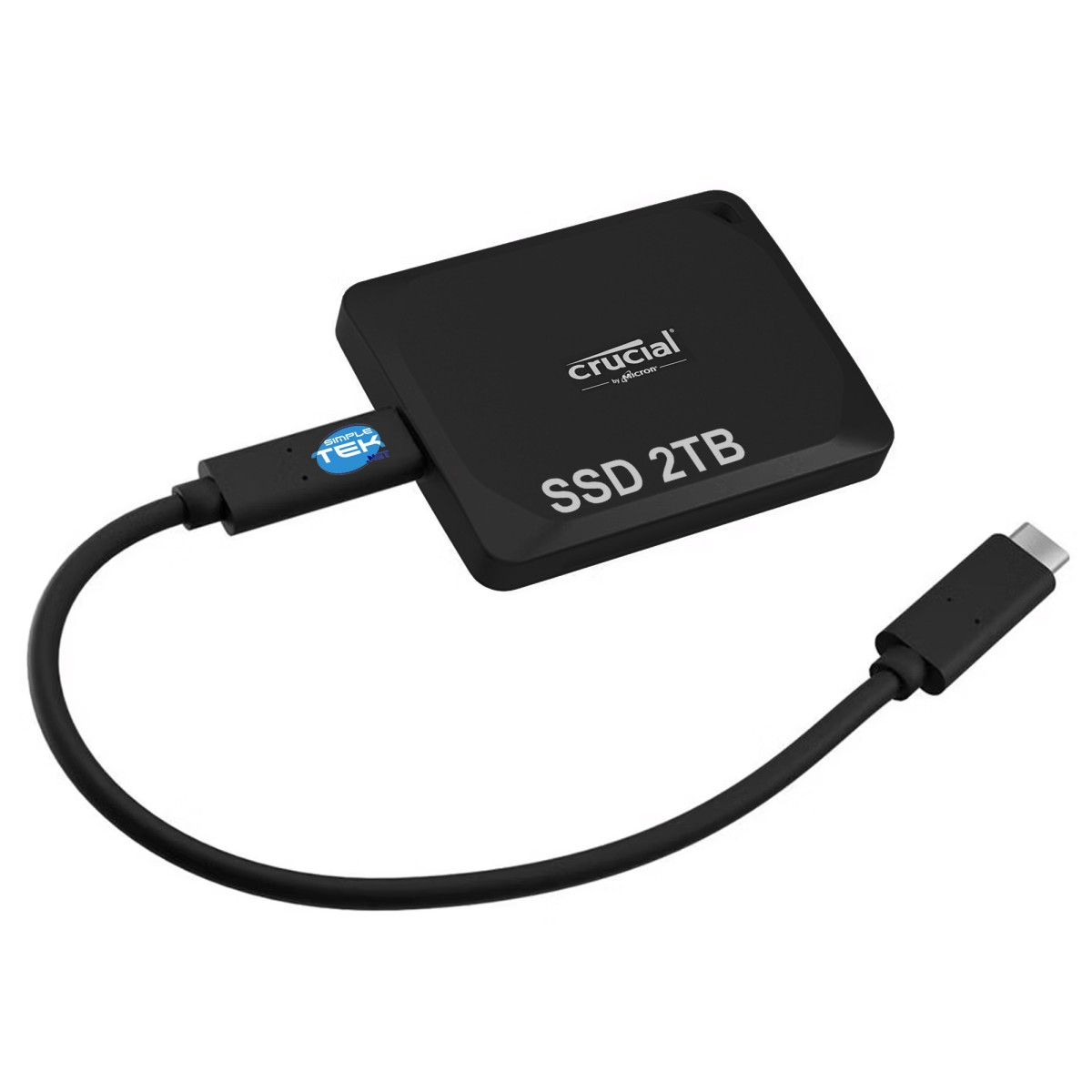 Czarny dysk SSD Crucial 2TB z podłączonym kablem USB-C. Kabel ma logo Simple Tek. Białe tło.