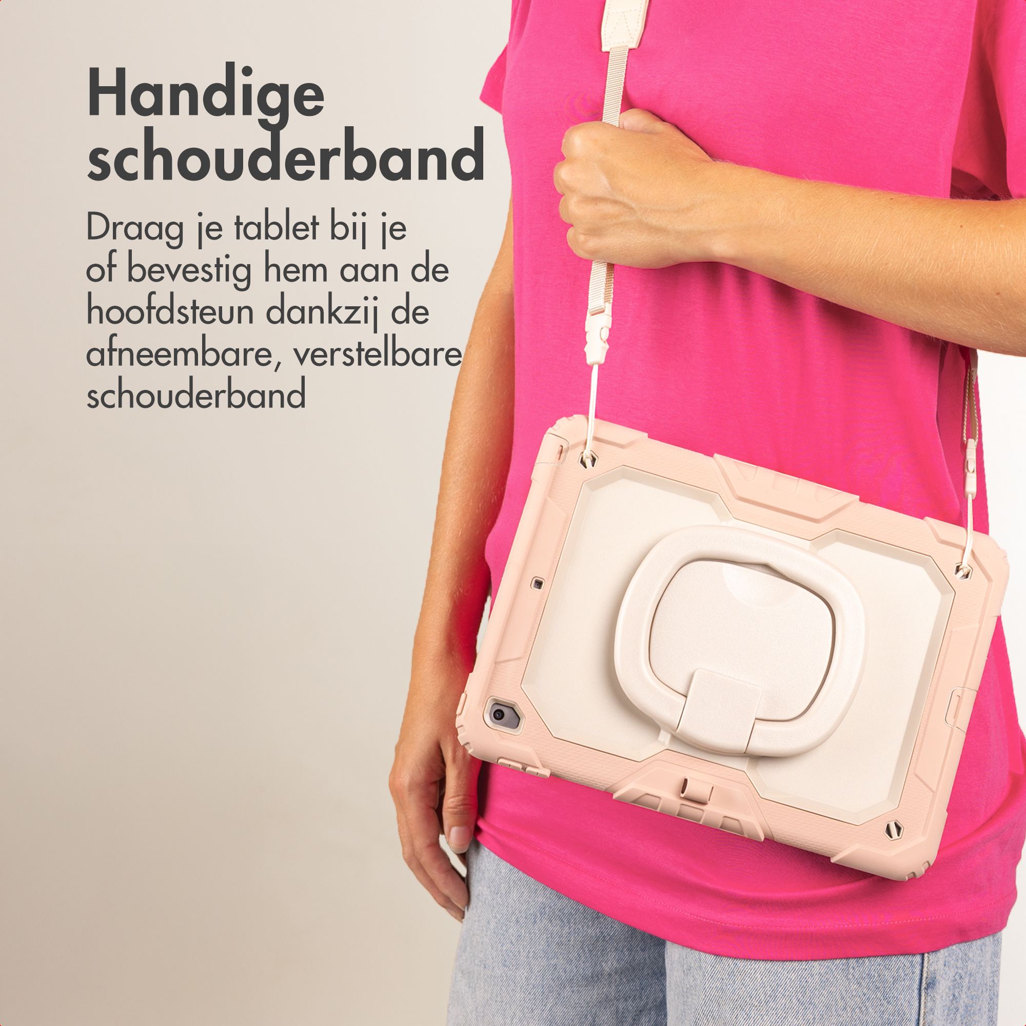 Une personne tient une tablette dans un étui rose avec une bandoulière. La personne porte une chemise rose.