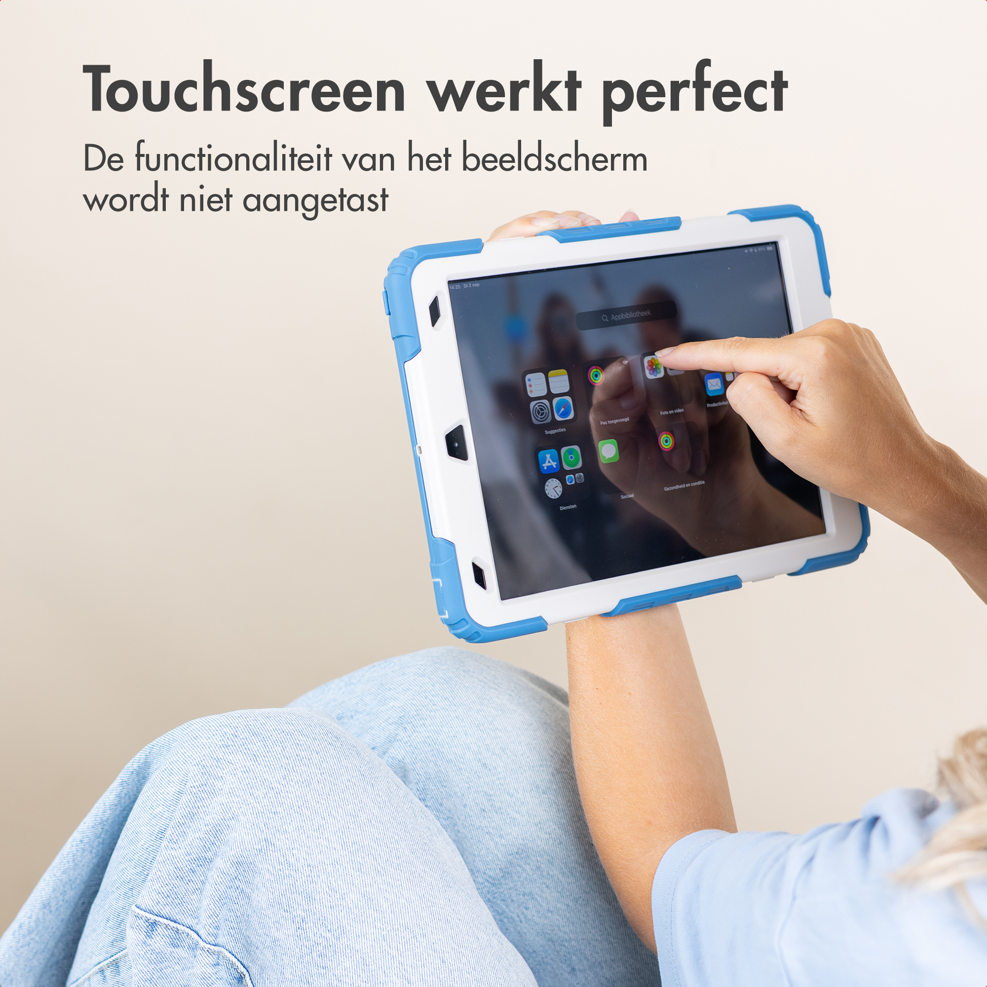 Een persoon gebruikt een tablet. De tablet zit in een blauw-witte hoes. De persoon raakt het scherm aan.