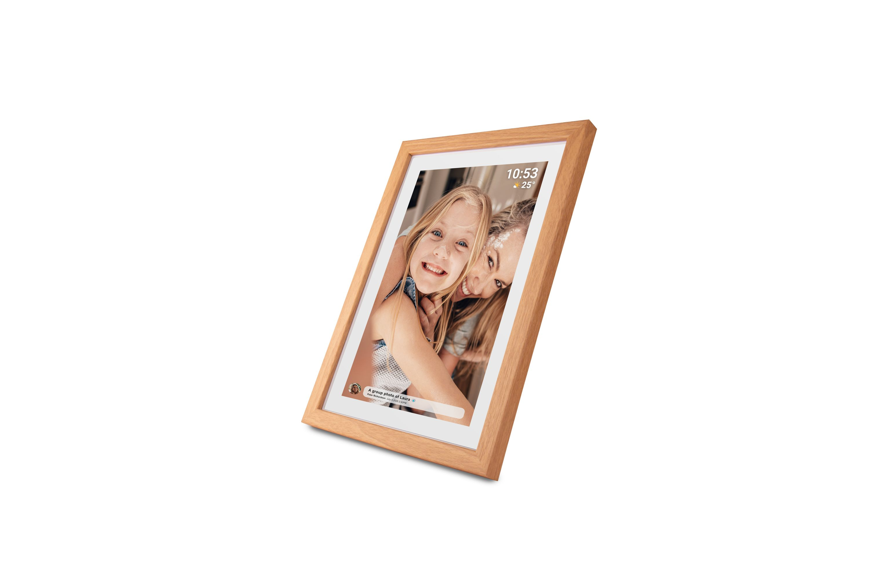 Le cadre photo affiche une photo de deux femmes souriantes. L'heure et la température sont affichées en haut. Le cadre est en bois.