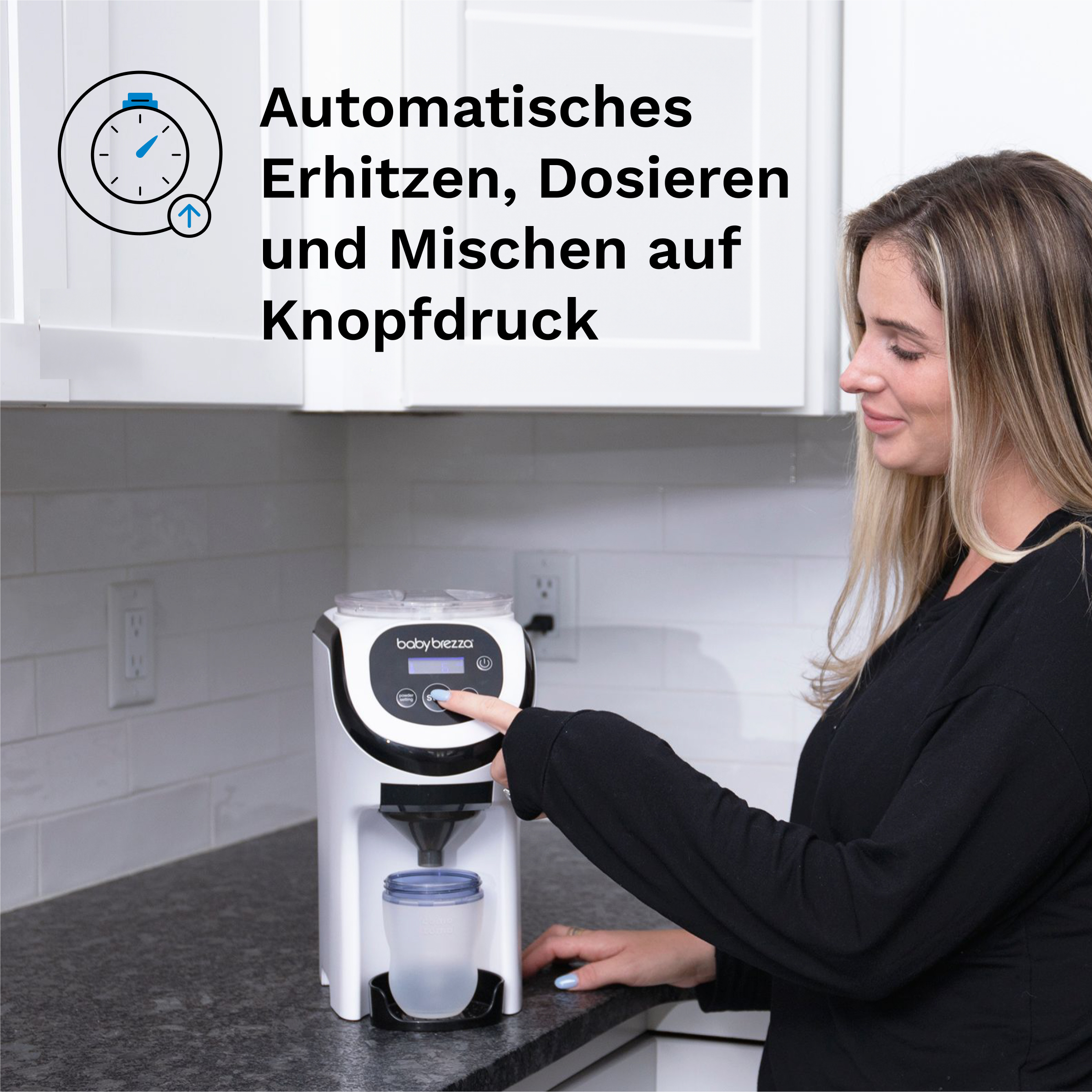 Eine Frau bedient einen Babynahrungsbereiter. Er ist weiß, mit einem blauen Becher unten. Text: automatisches Heizen, Dosieren und Mischen.