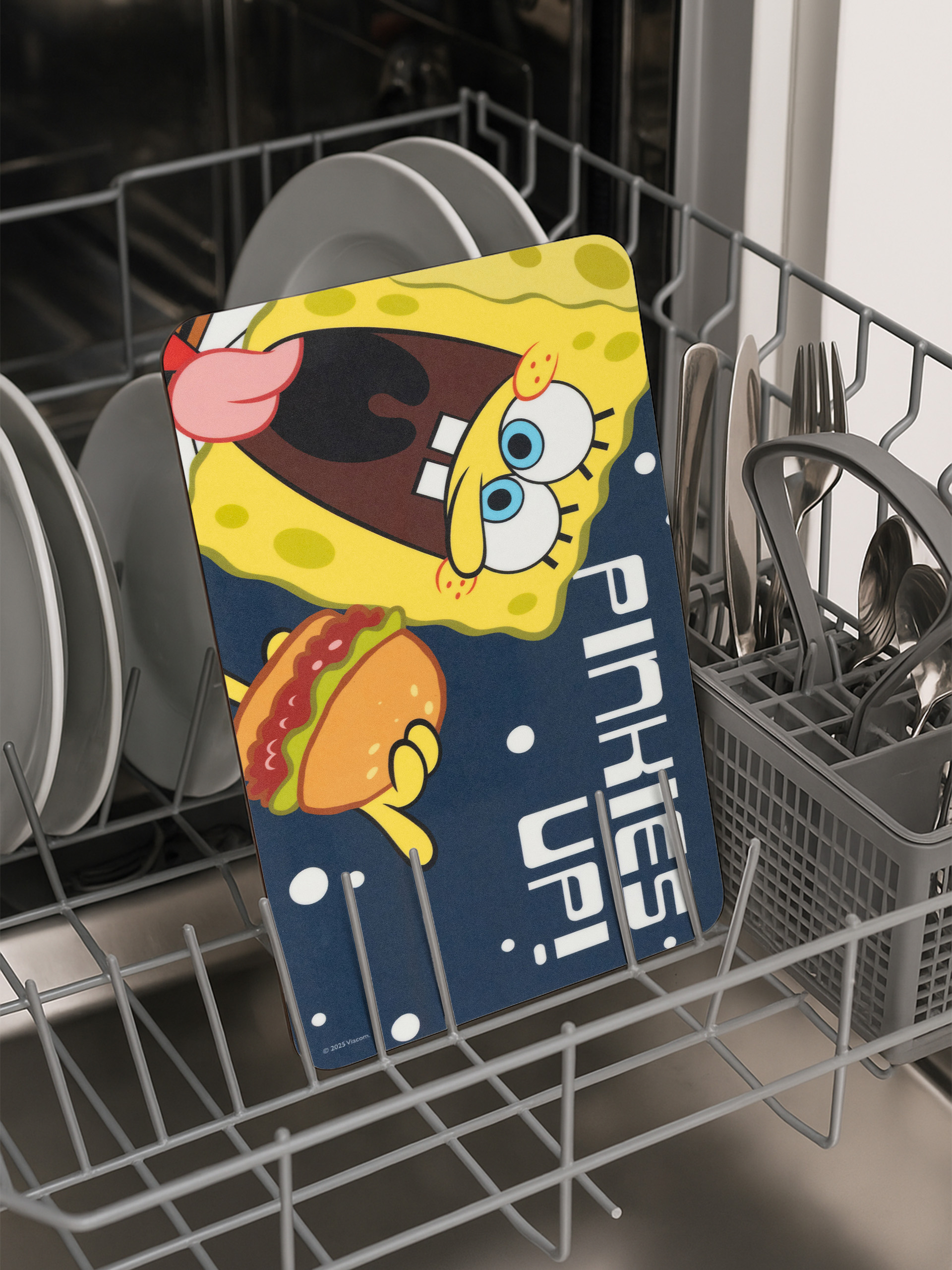 SpongeBob-Matte im Geschirrspüler. Geschirr, Besteck und das Innere des Geschirrspülers sind sichtbar.