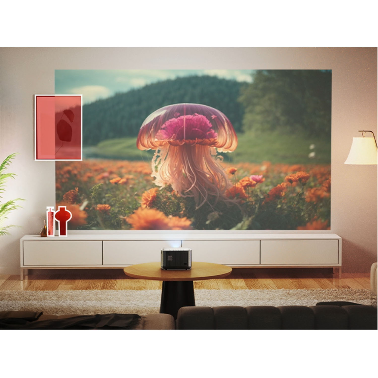 Ein Raum mit einem Projektor, der ein surreales Bild einer Blume zeigt. Ein kleiner Tisch trägt den Projektor. Ein Gemälde hängt an der Wand.