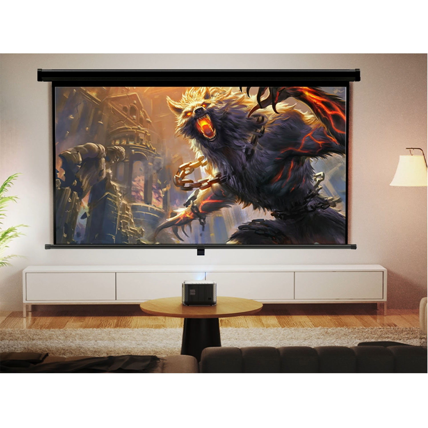 Eine Projektorleinwand zeigt ein Monsterbild. Ein Projektor steht auf einem Tisch. Unter der Leinwand befindet sich ein weißer Schrank. Rechts ist eine Lampe.