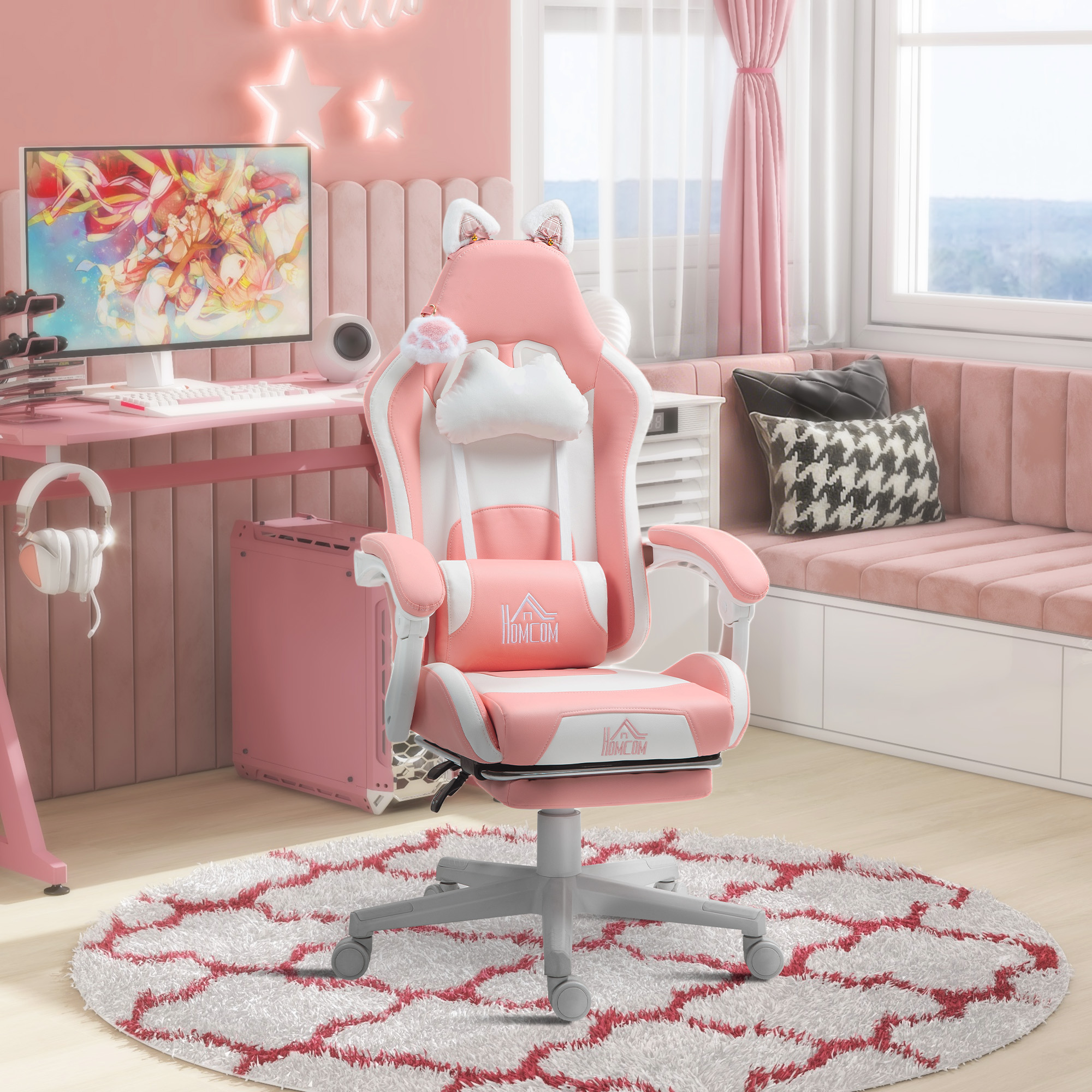 Sedia da gaming rosa in una stanza rosa. Scrivania con monitor, cuffie e computer. Finestra con tende e tappeto.