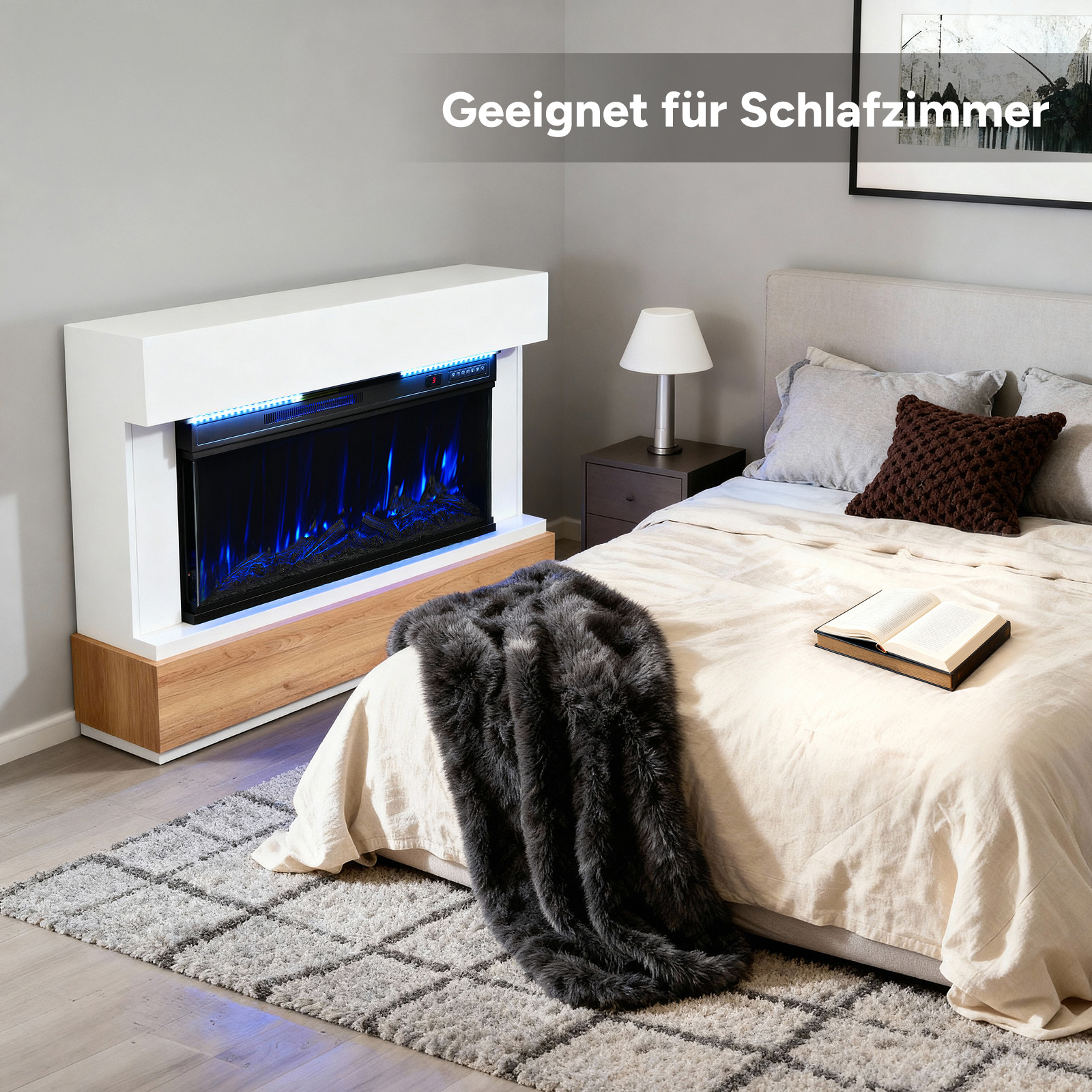 Schlafzimmer mit Kamin, Bett, Teppich und Lampe. Der Kamin hat blaue Flammen. Ein Buch ist auf dem Bett geöffnet.