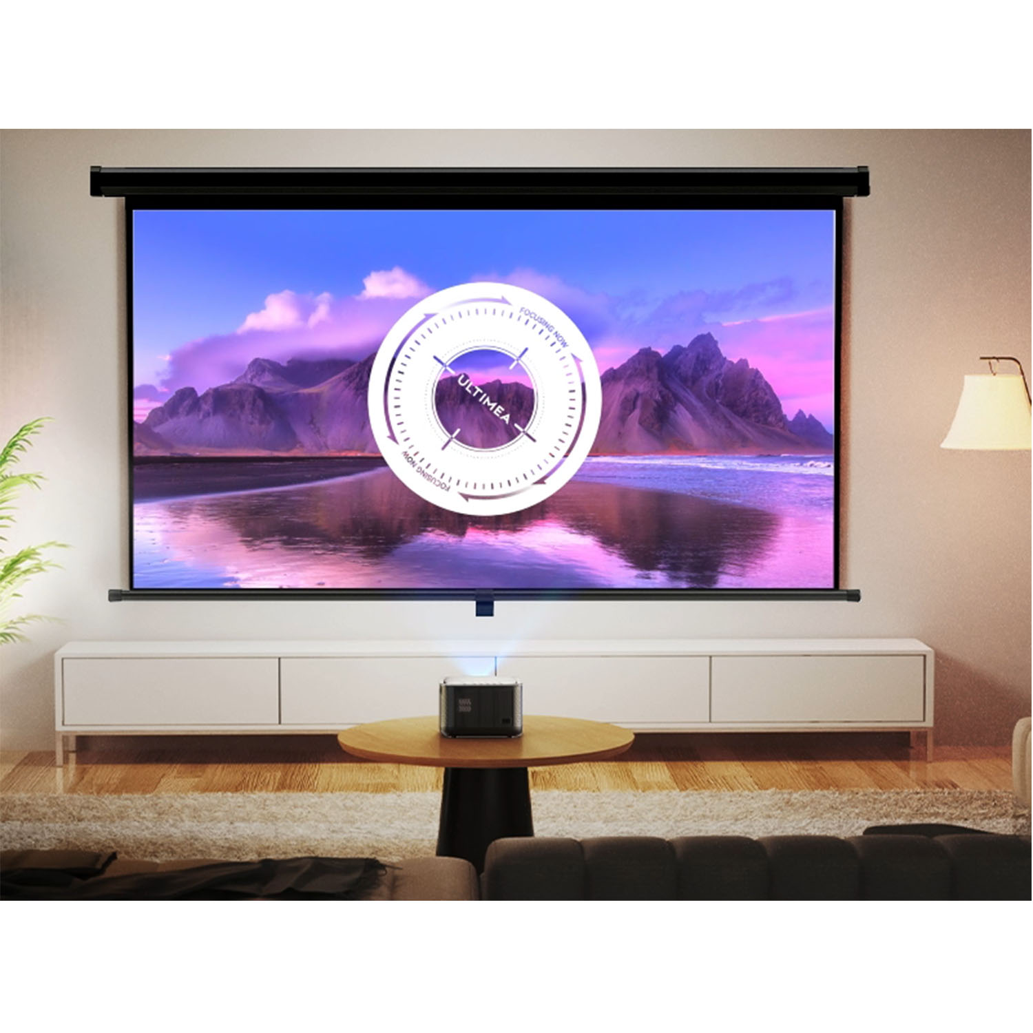 Projektionswand zeigt Berg- und Meereslandschaft. Ein Projektor steht auf einem Tisch. Weißer Schrank unten. Wohnzimmer.