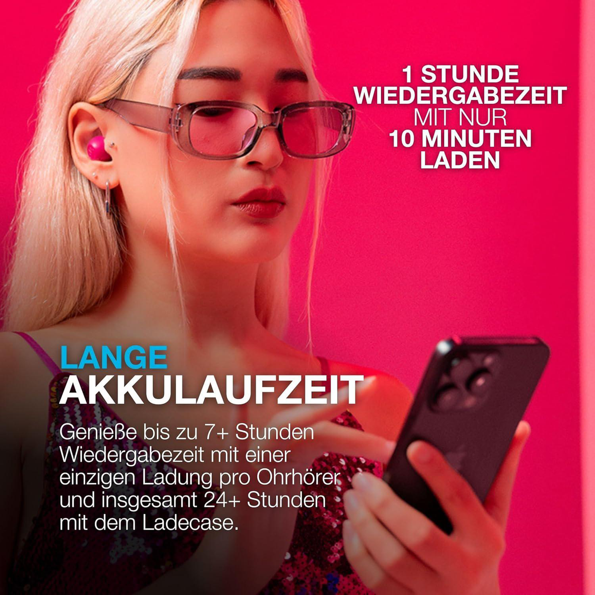 Kobieta w różowych okularach i słuchawkach trzyma telefon. Tekst reklamuje długą żywotność baterii i szybkie ładowanie.