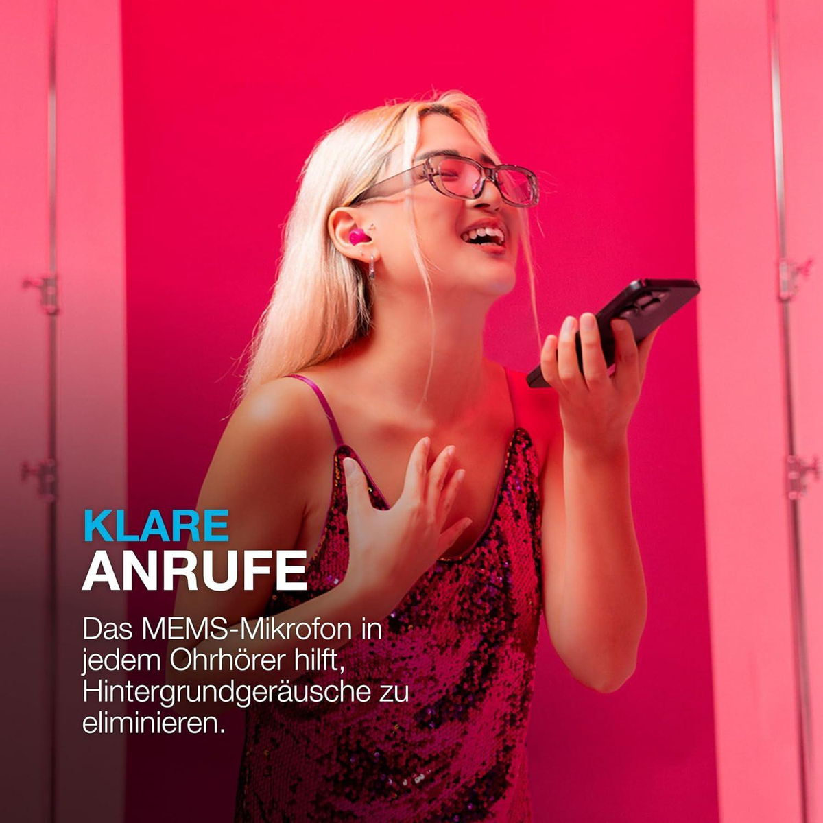 Kobieta z blond włosami, w okularach i różowych słuchawkach uśmiecha się trzymając telefon. Różowe tło z tekstem.