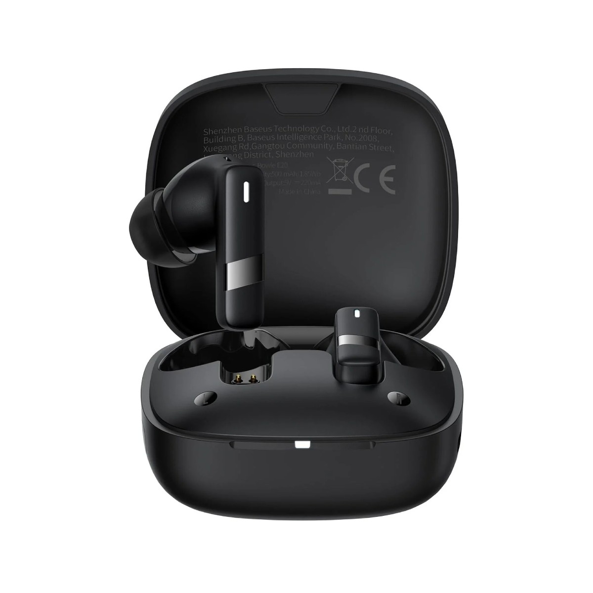Czarne bezprzewodowe słuchawki w otwartym etui ładującym. Etui ma pokrywę z tekstem i znakiem CE. Słuchawki są ustawione pionowo.