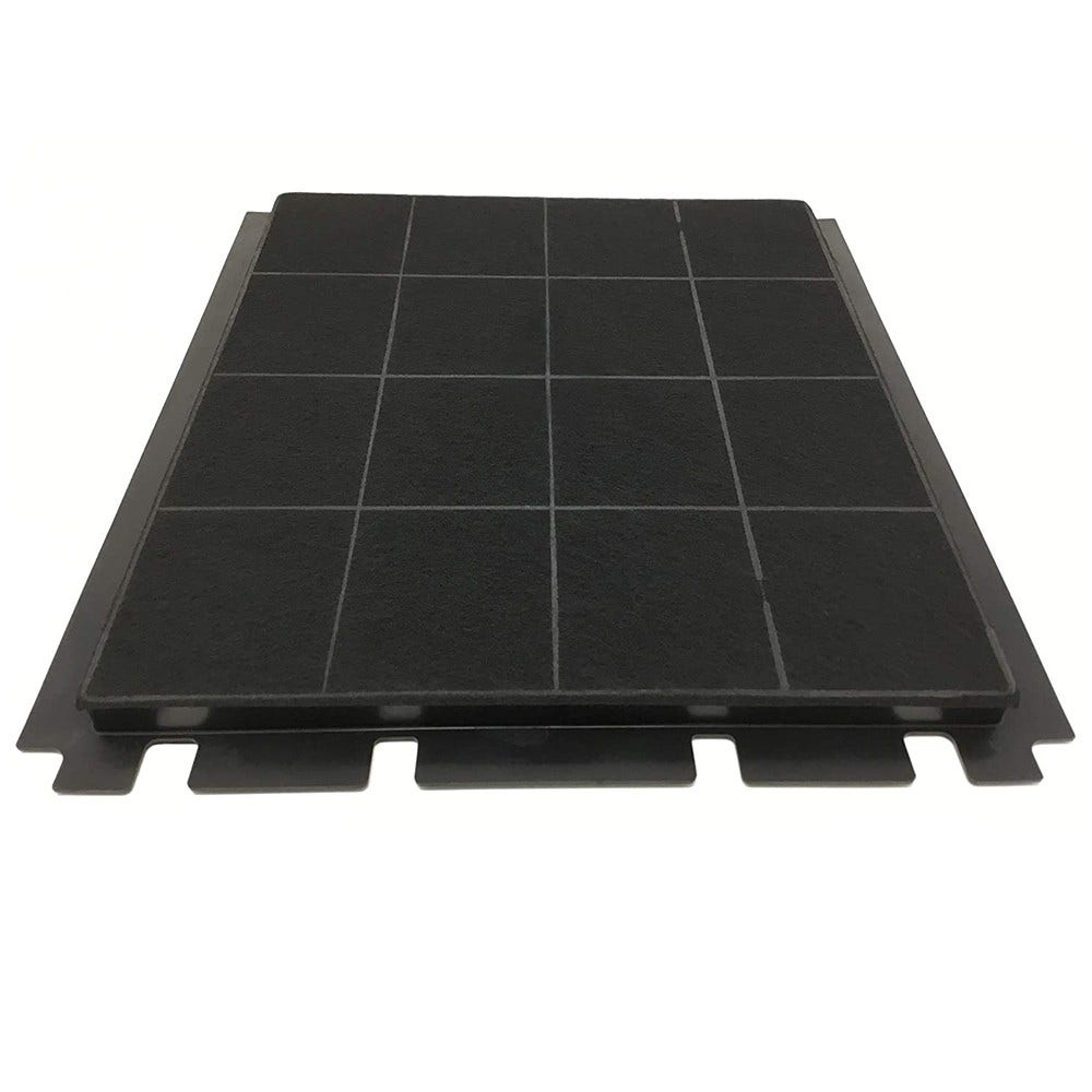 Un filtro dell'aria nero rettangolare con motivo a griglia, su una base grigio scuro, su sfondo bianco.