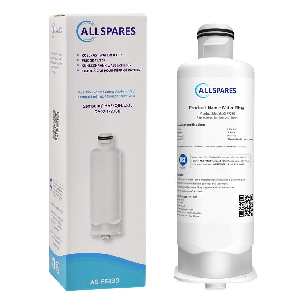 Ein Wasserfilter und seine Schachtel liegen auf einer weißen Oberfläche. Der Filter ist weiß und schwarz, die Box weiß und blau.
