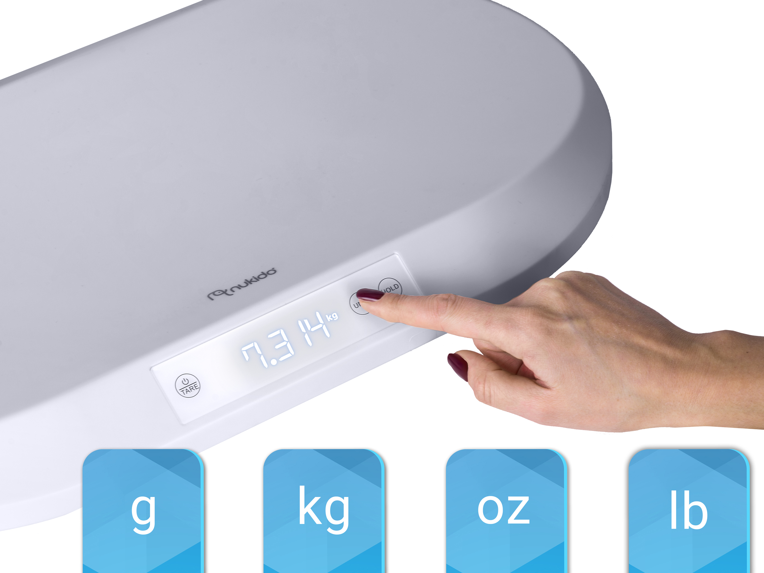 Ręka naciska przycisk na wadze dla niemowląt. Wyświetlacz pokazuje 7,314 kg. Niebieskie pola pokazują g, kg, oz i lb.