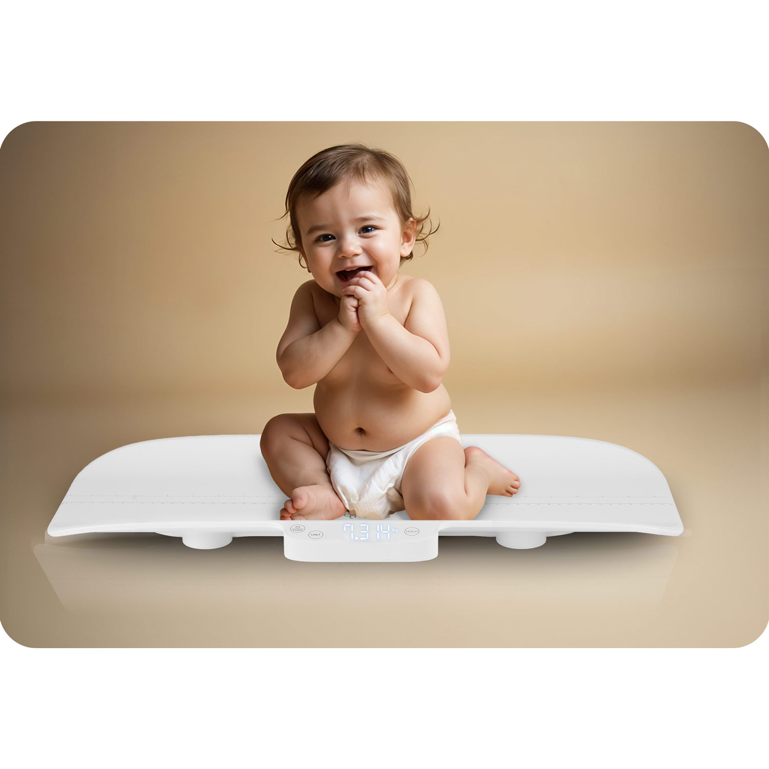 Uśmiechnięte dziecko siedzi na białej wadze. Dziecko ma na sobie pieluchę. Tło jest jasnobrązowe.