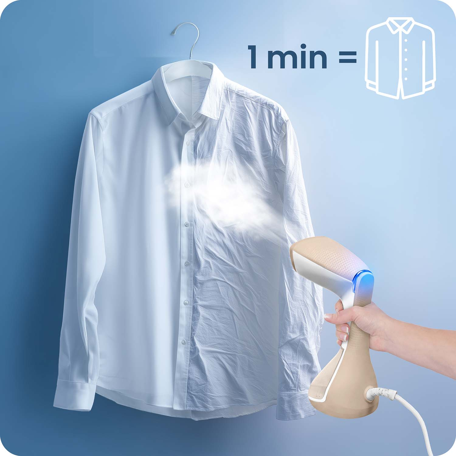 Biała koszula wisi na wieszaku. Dłoń trzyma parownicę. Para wydobywa się na koszulę. Tło jest jasnoniebieskie.