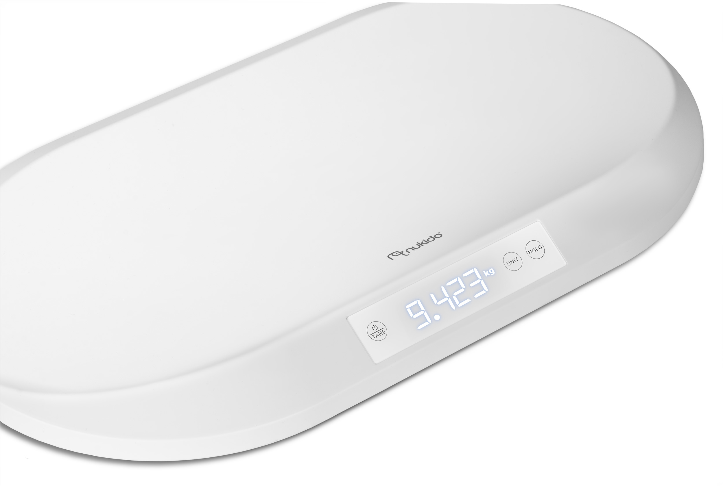 Biała waga dla dziecka z cyfrowym wyświetlaczem pokazującym 9,423 kg. Posiada przyciski tarowania, jednostki i zatrzymania. Marka to Nukido.