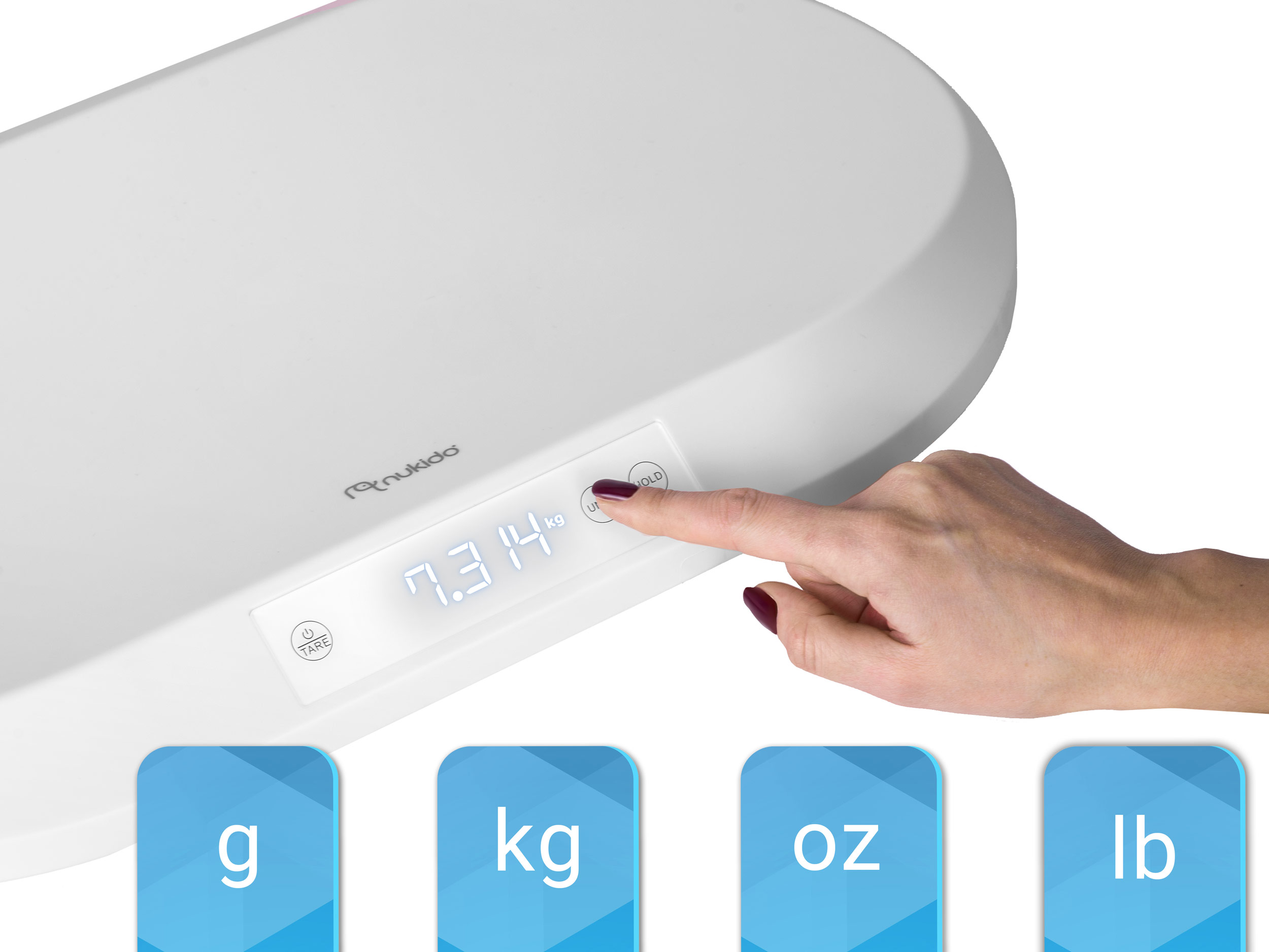 Ręka naciska przycisk HOLD na wadze dla niemowląt, wyświetlając 7,314 kg. Niebieskie pola pokazują g, kg, oz i lb.