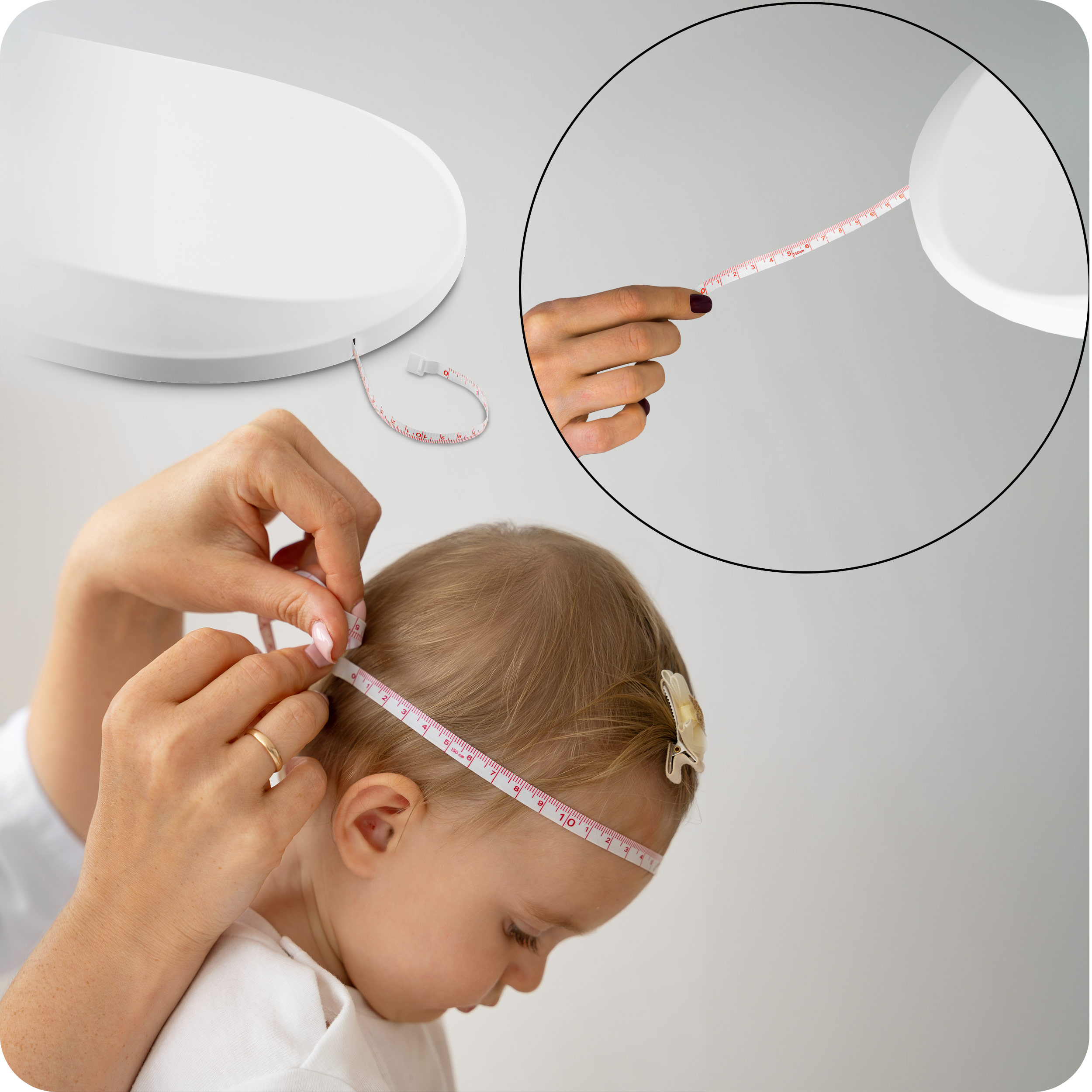 Osoba dorosła mierzy głowę dziecka miarką. Biały przedmiot w tle.