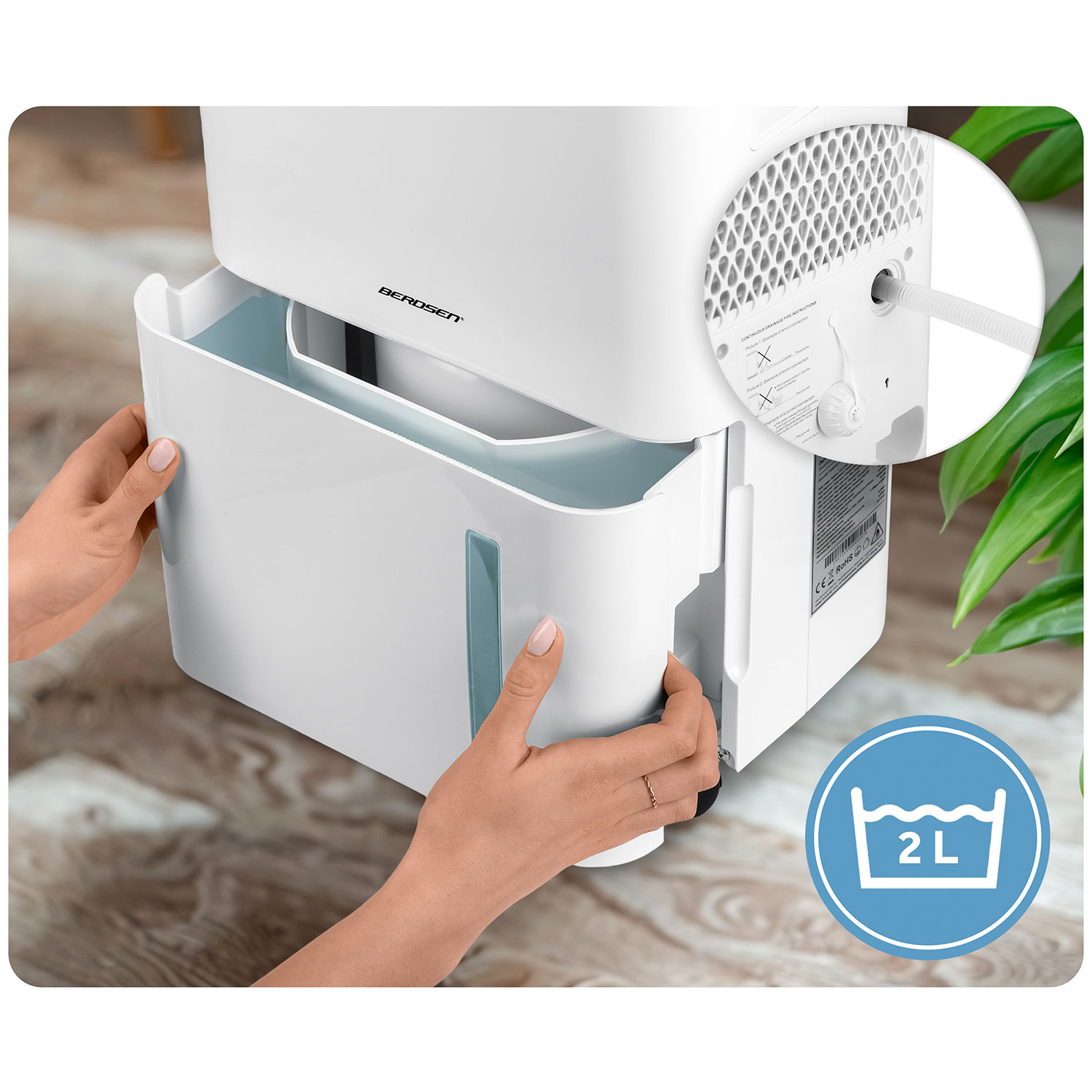 Osoba wyjmuje biały zbiornik na wodę z osuszacza. Zbiornik trzymany jest obiema rękami, w pobliżu znajduje się ikona 2L.