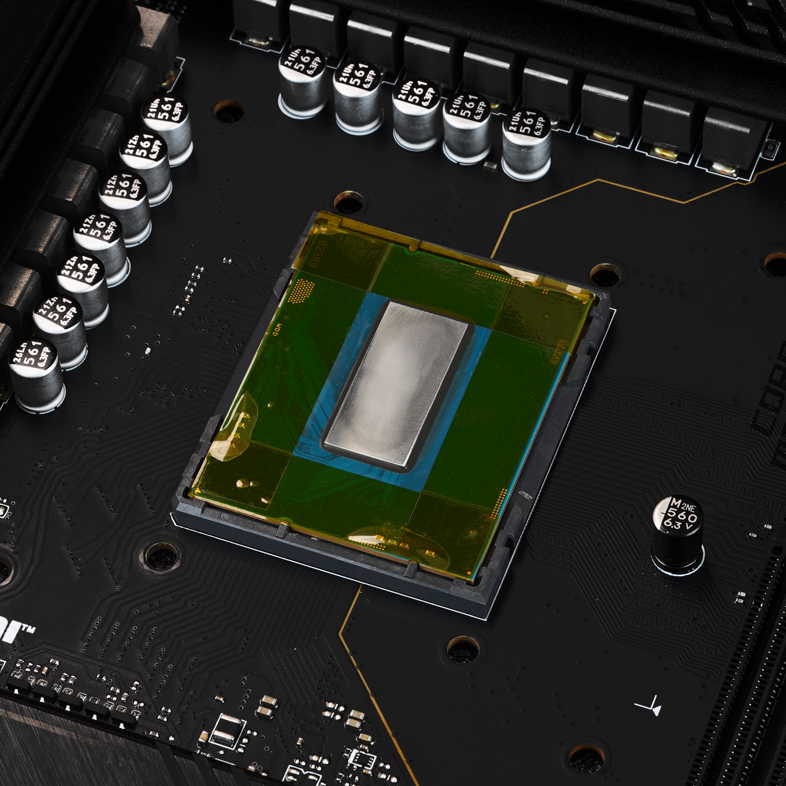 Nahaufnahme eines Computer-Motherboards mit installierter CPU. Die CPU ist silber, umgeben von Grün und Blau.