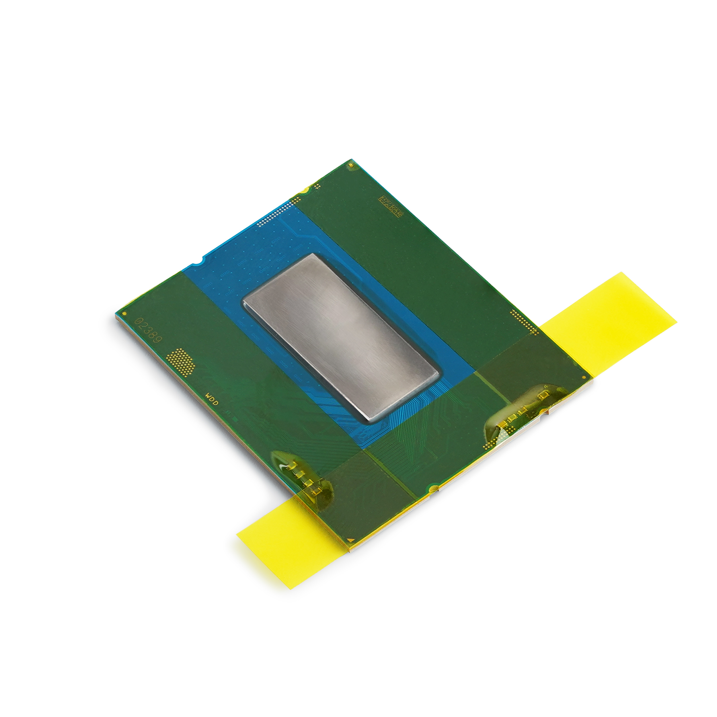Ein CPU-Chip auf weißem Hintergrund. Es hat eine metallische Mitte, umgeben von grünen und blauen Schaltkreisen und gelbem Klebeband.