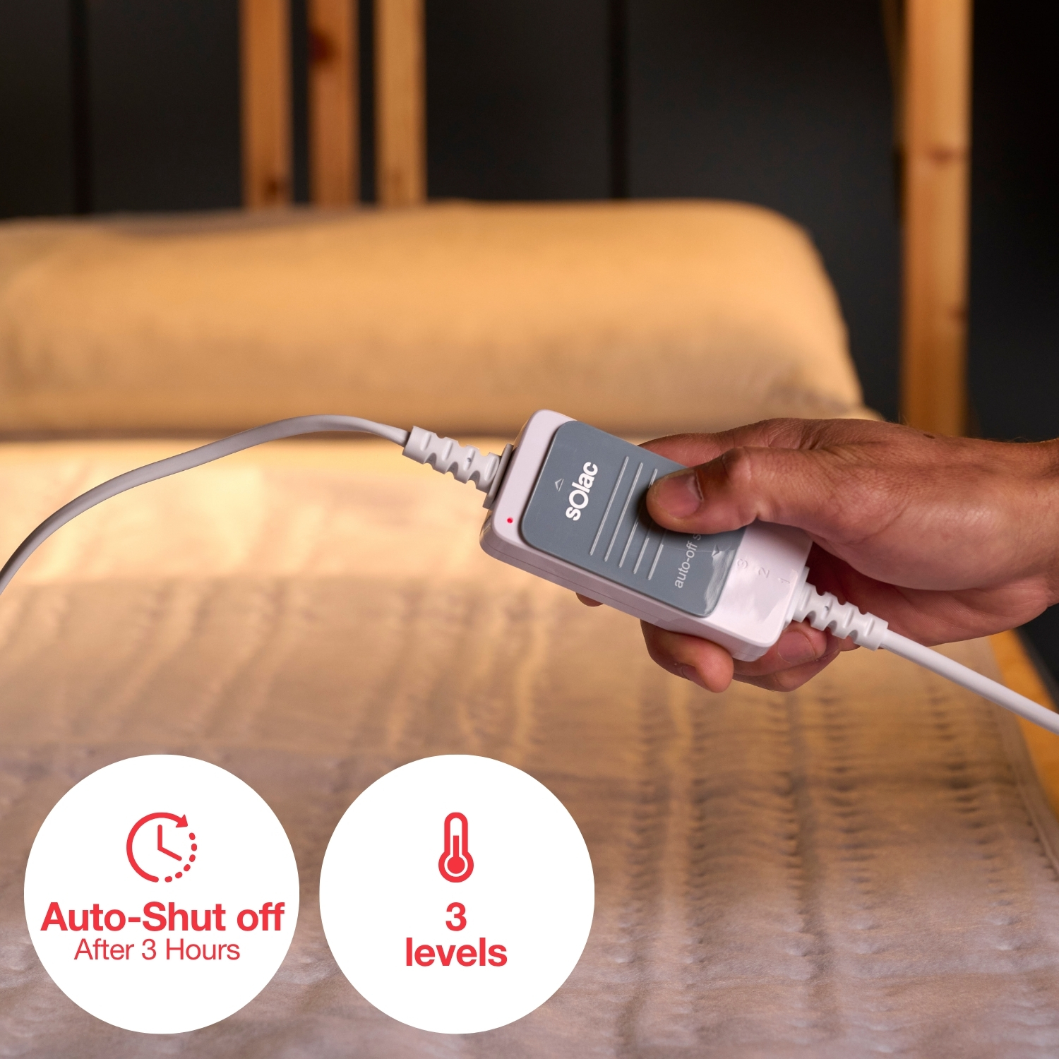 Dłoń trzyma białe urządzenie Solac, podłączone do łóżka. Urządzenie ma automatyczne wyłączanie i 3 poziomy. Dwa okręgi pokazują te funkcje.