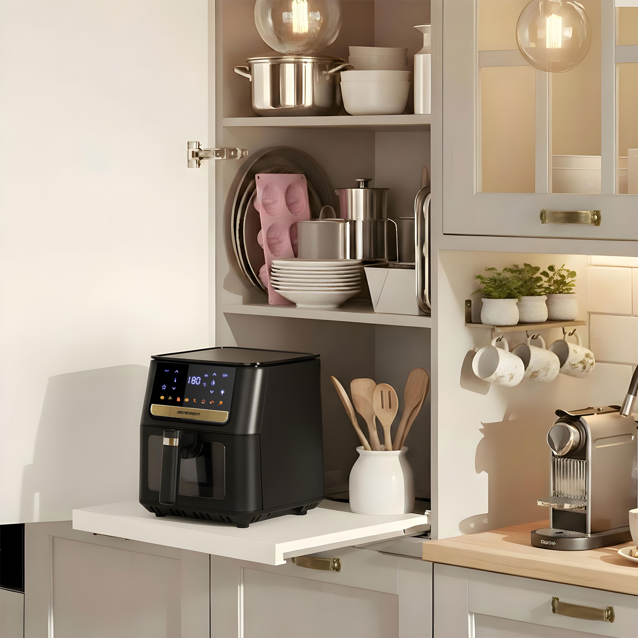Scena kuchenna z frytkownicą na wysuwanym regale. Widoczne szafki, naczynia, przybory i ekspres do kawy.