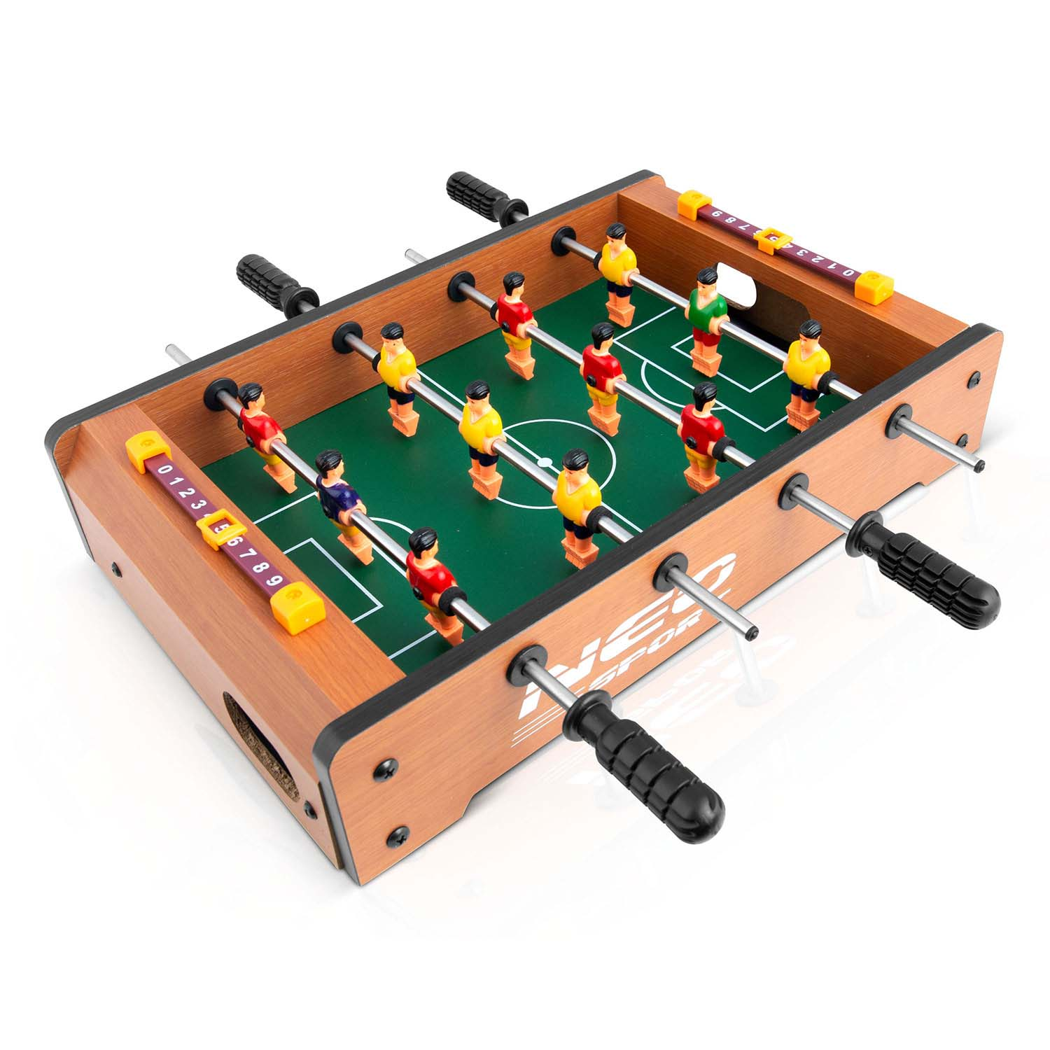 Miniaturowy stół do piłkarzyków z zawodnikami w kolorze czerwonym, żółtym, zielonym i niebieskim. Stół jest brązowy z zieloną powierzchnią do gry.