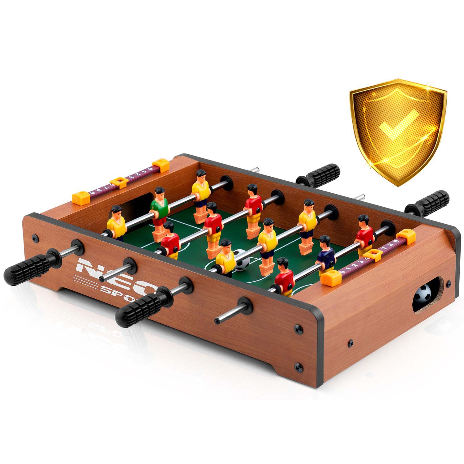 Miniaturowy stół do piłkarzyków z czerwonymi, żółtymi, zielonymi i niebieskimi figurkami graczy. Z prawej strony złota tarcza z haczykiem.