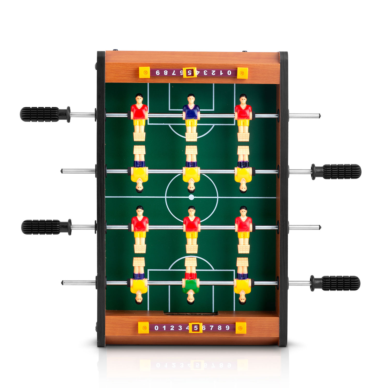 Miniaturowy stół do piłkarzyków. Gracze są w kolorze czerwonym, niebieskim i żółtym. Pole jest zielone. Wskaźniki punktacji są na obu końcach.