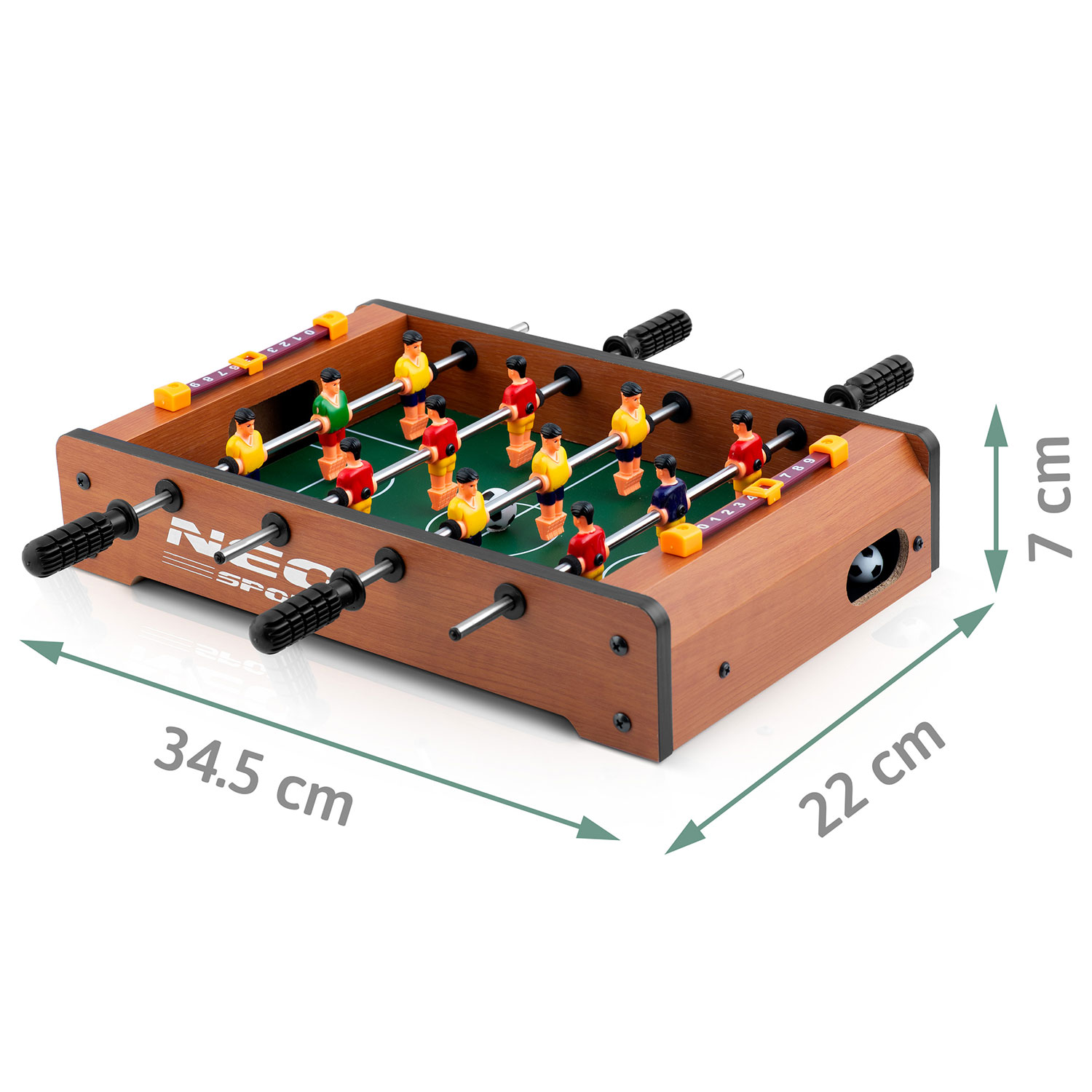 Mini piłkarzyki z czerwonymi, żółtymi, zielonymi i niebieskimi graczami. Brązowa rama z wymiarami. Widoczna piłka nożna.