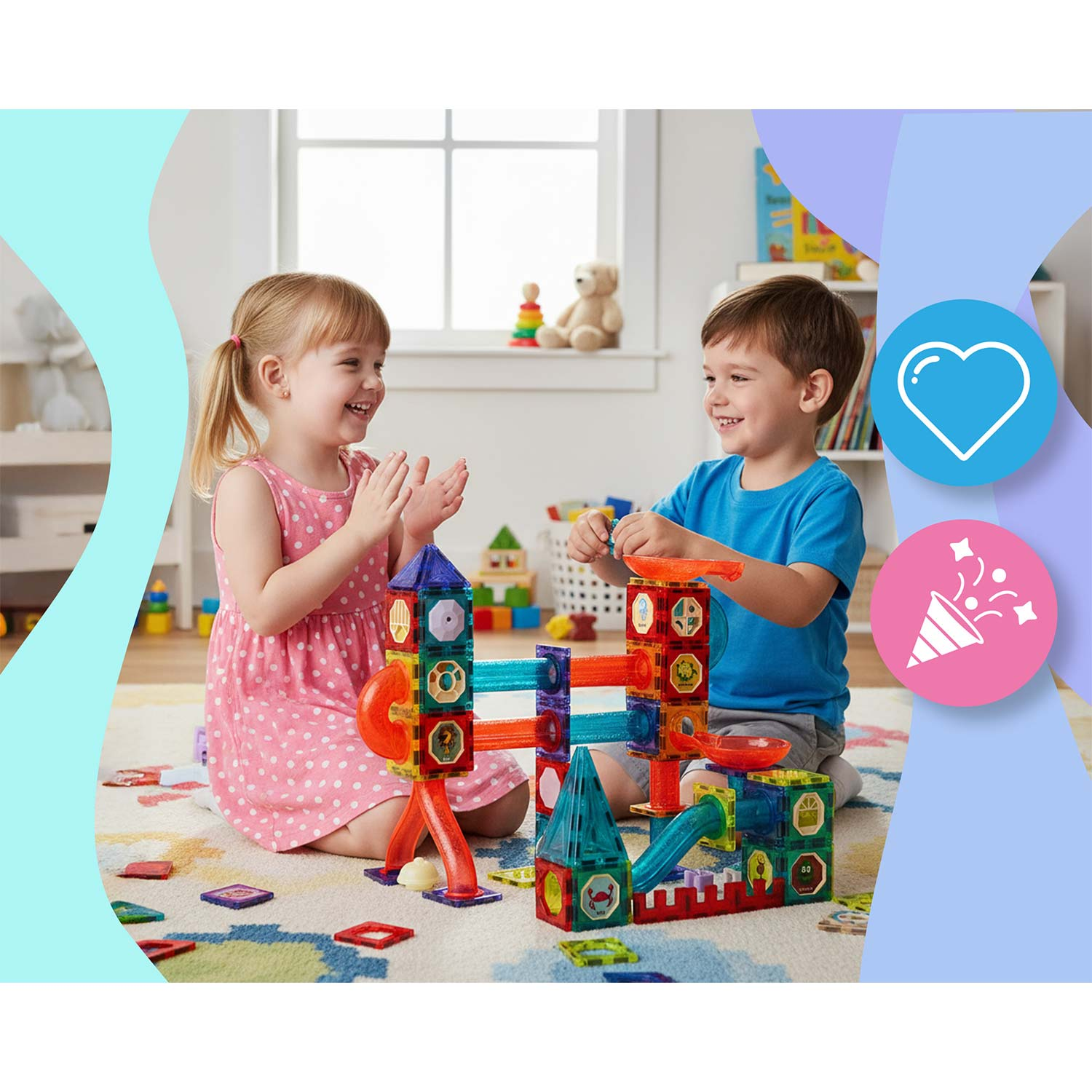 Dwoje dzieci bawią się kolorowymi klockami magnetycznymi, budując konstrukcje. Jedno klaszcze, drugie się uśmiecha. Widoczne są zabawki i dywan.