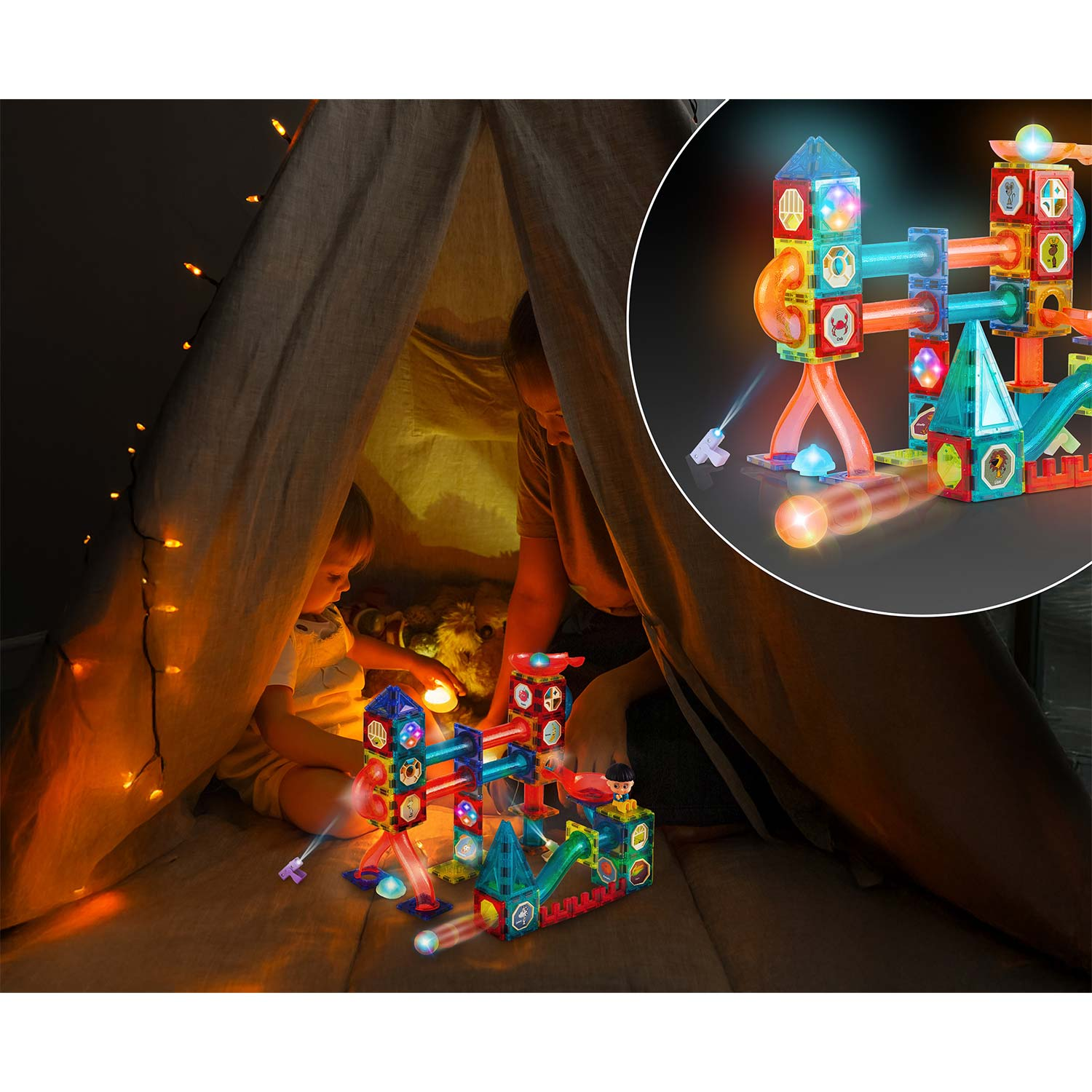 Dziecko i dorosły bawią się świecącym torem kulkowym w namiocie. Widoczne są światła i figurka zabawki. Scena jest oświetlona.