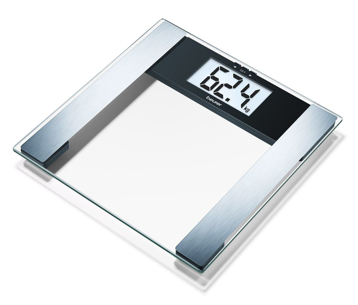 Eine digitale Waage mit Glasoberfläche zeigt 62,4 kg an. Sie hat ein schwarzes Display und silberne Metallakzente.