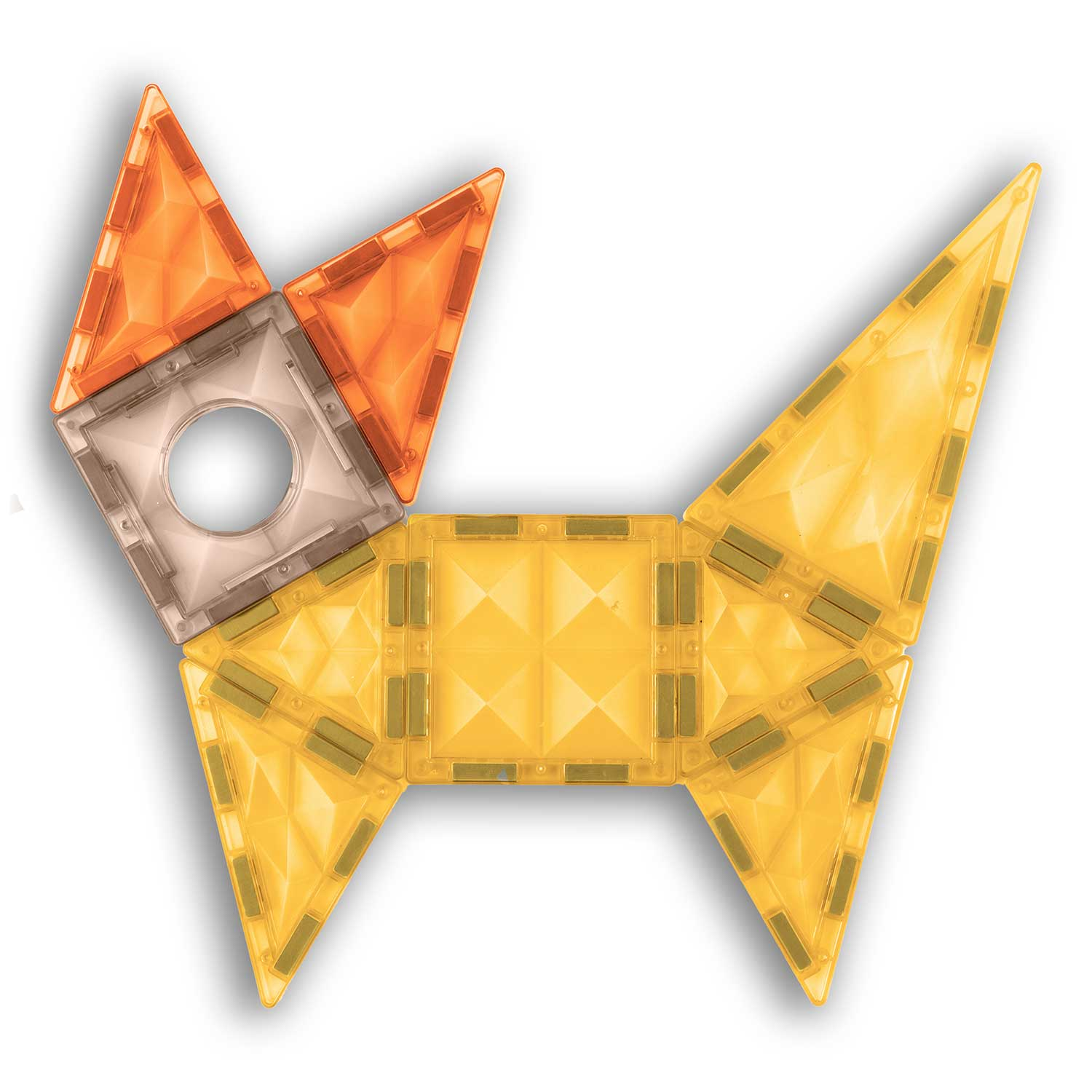 Struktura w kształcie kota wykonana z pomarańczowych, żółtych i przezroczystych geometrycznych płytek. Kot ma trójkątne uszy i kwadratową głowę z otworem.